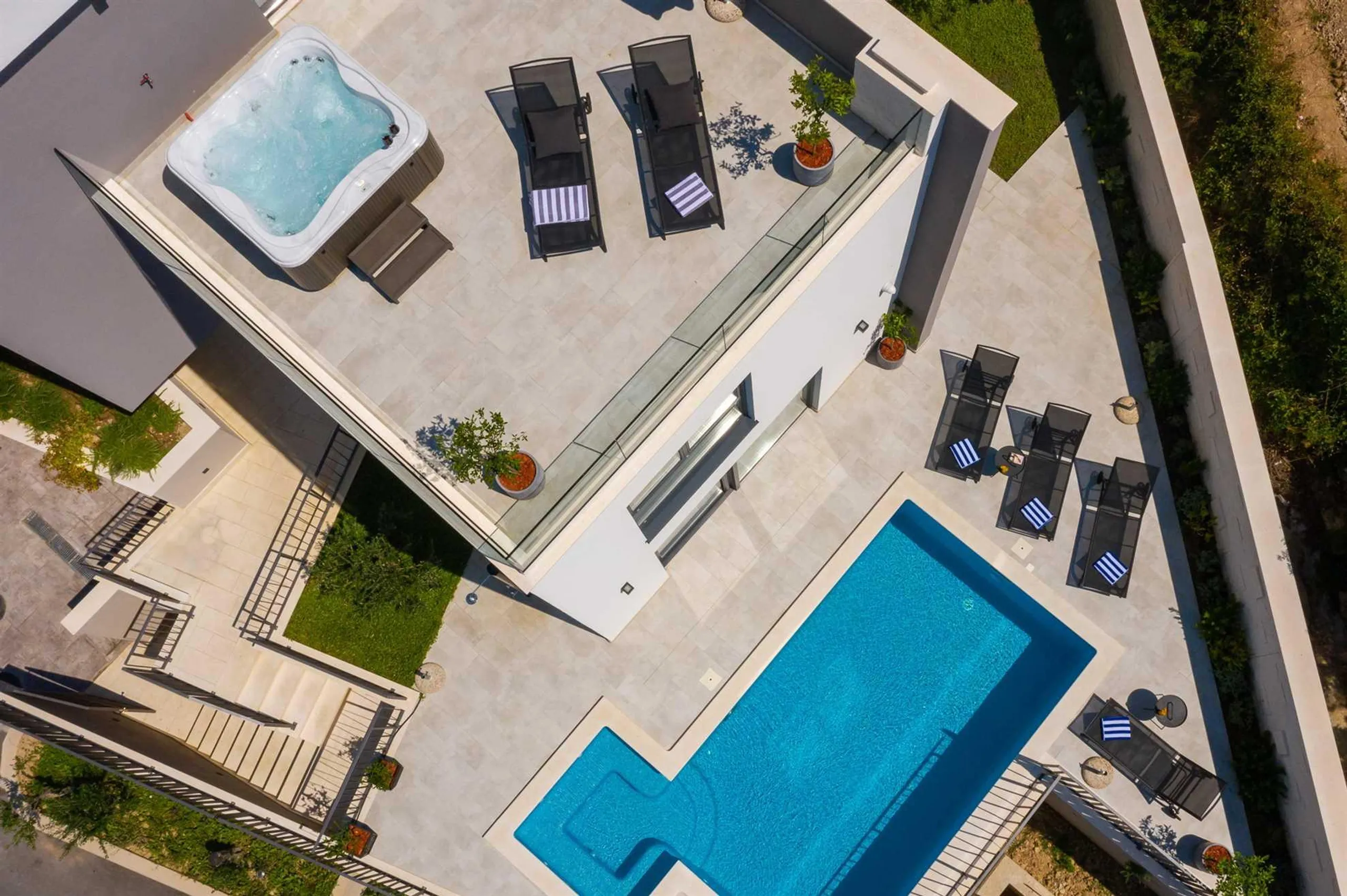 Alluring Contemporary Villa with Private Pool and Modern Kitchen — photograph 11