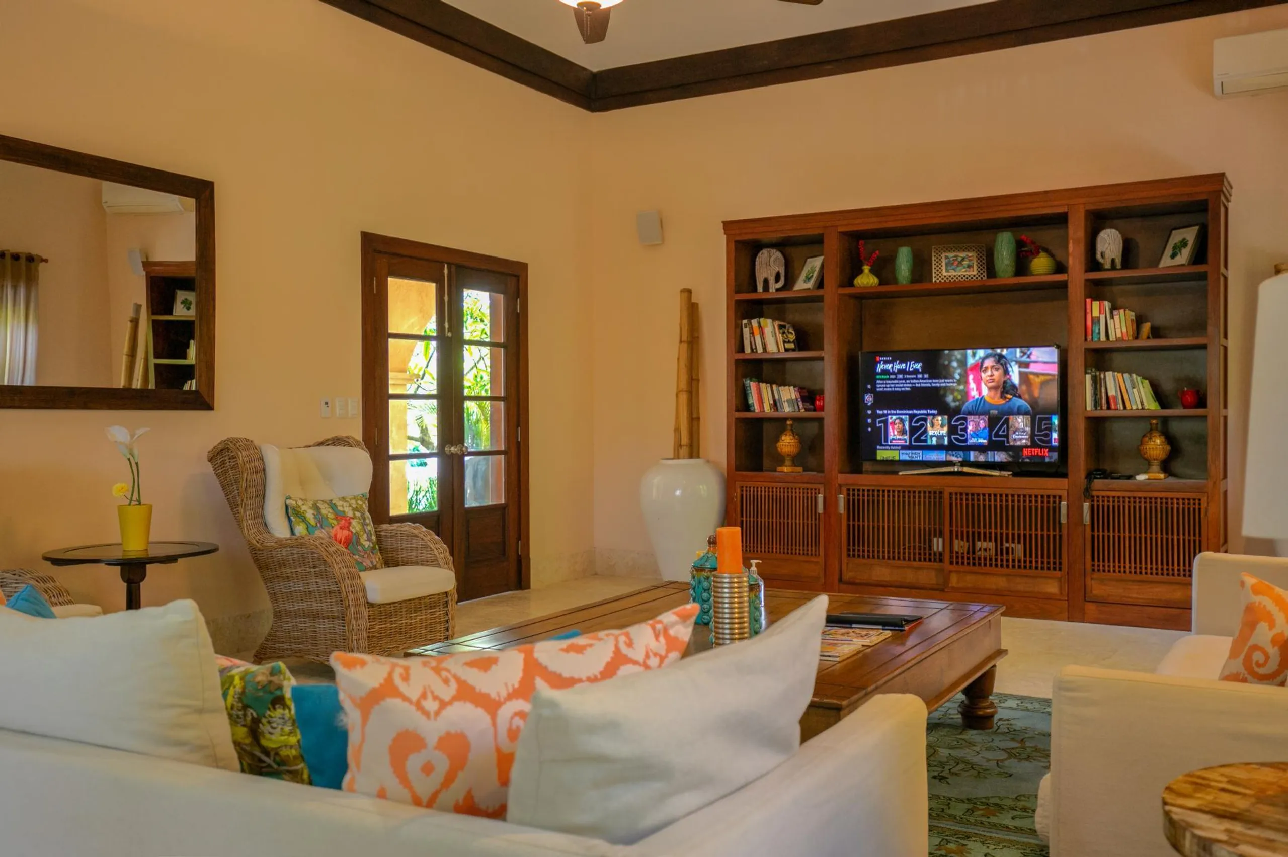 Tropical Paradise Villa in Punta Cana: 9 Bedrooms, Two Pools, and Spacious Living Areas — photograph 9