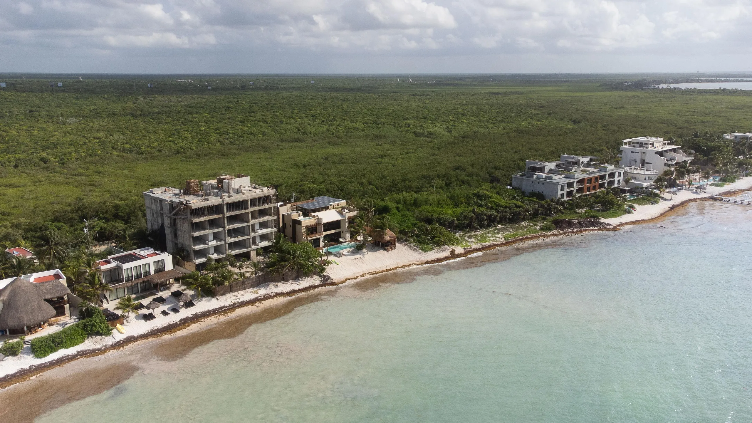 Beautiful Beachfront Estate with Infinity Pool and Ocean Views — photograph 9