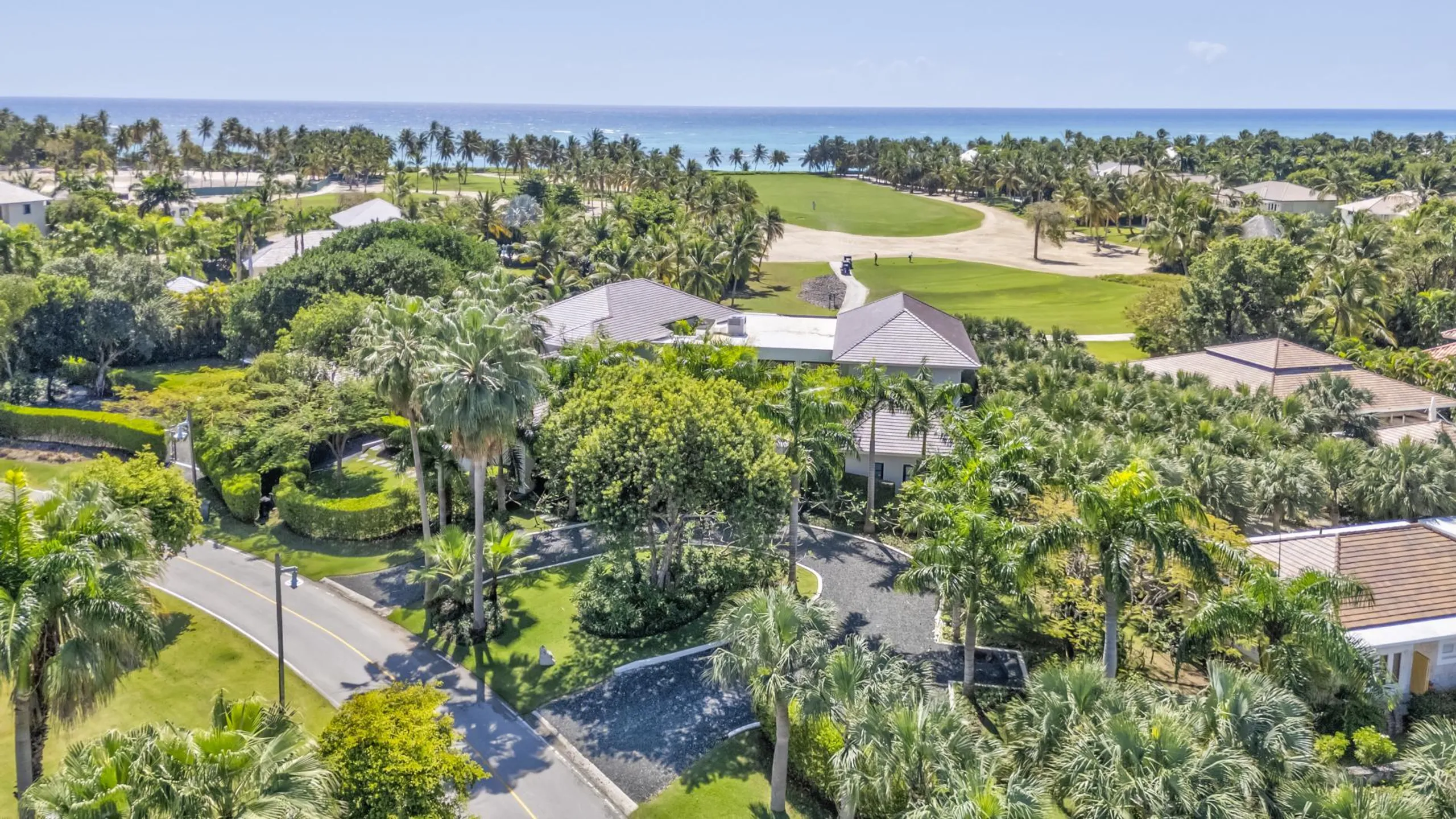 Family-Friendly Villa with Private Pool, Golf Course View — photograph 5