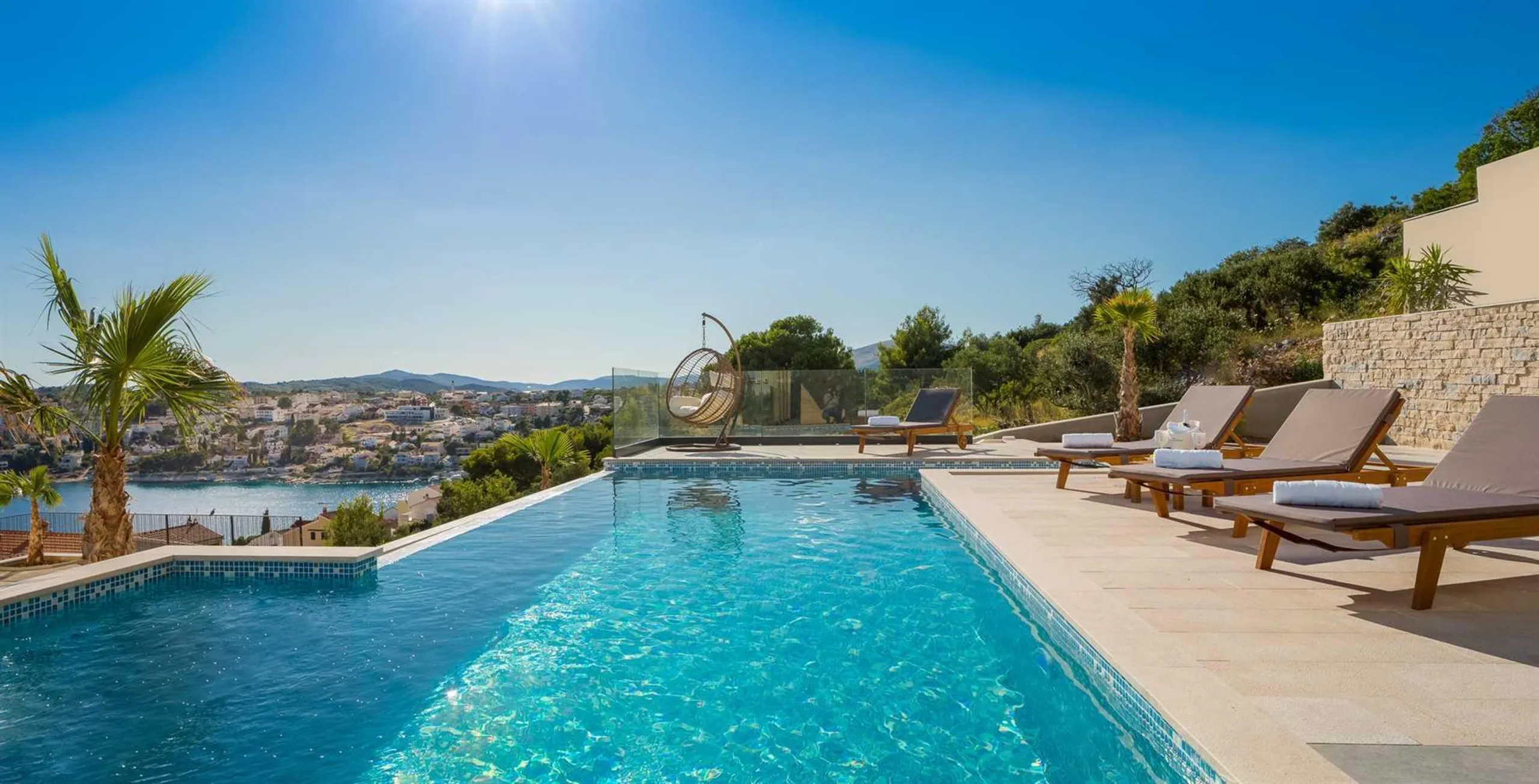 Resplendent Villa with Pool, Jacuzzi, Sauna and Sea Views — photograph 9