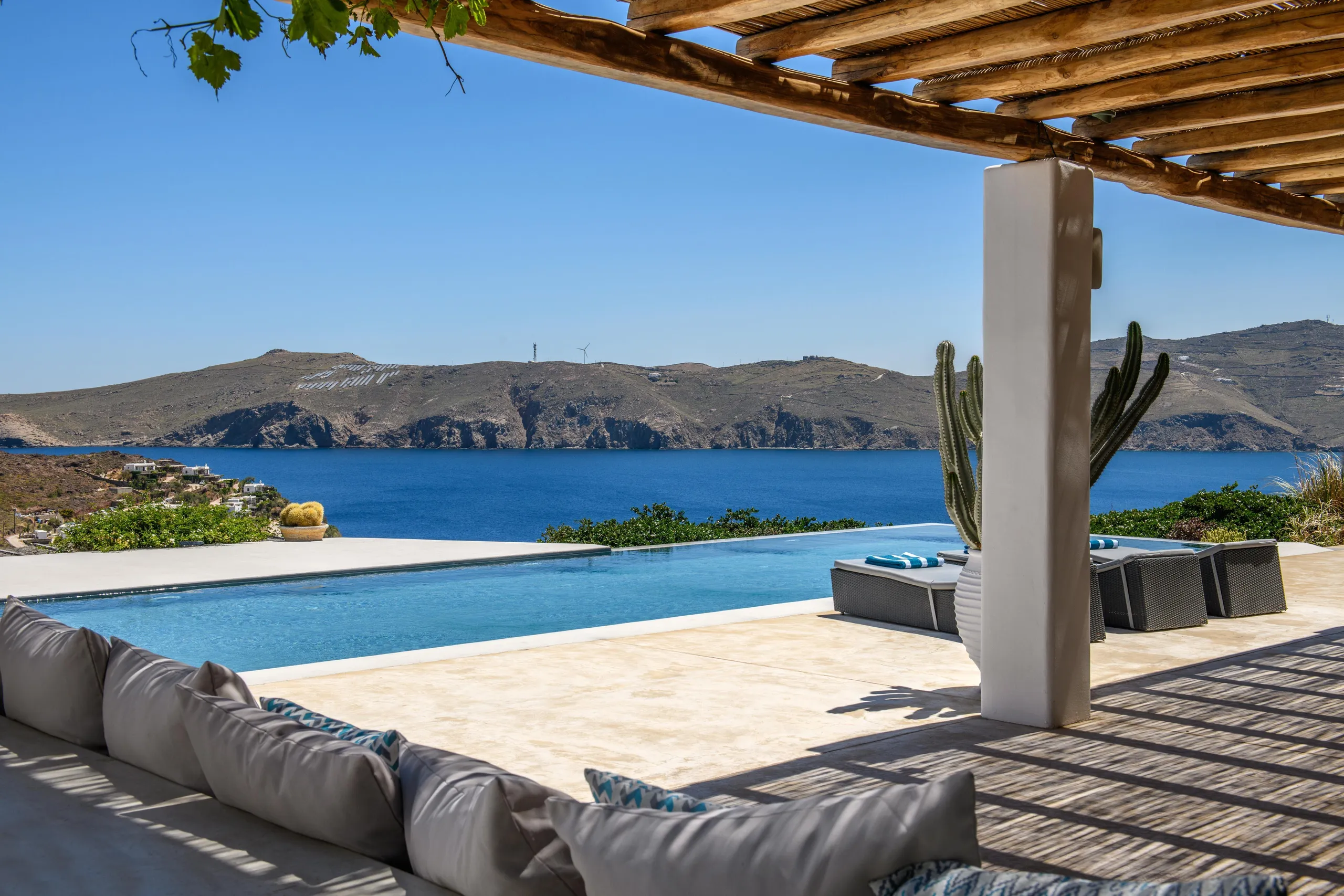 Immaculate Mykonos Villa with Designer Touches, Private Pool, Padel Court, and Panoramic Mediterranean Views — photograph 4