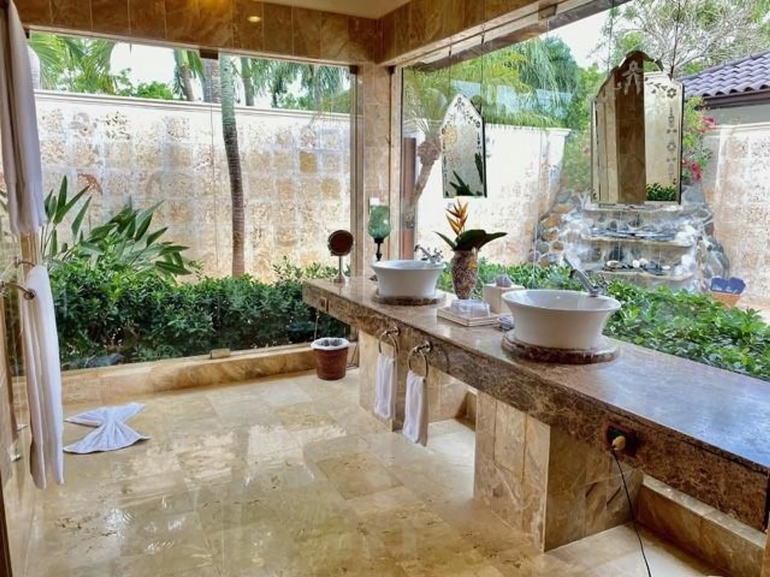 Prestigious Paradise Estate with Private Pool and Hot Tub — photograph 5