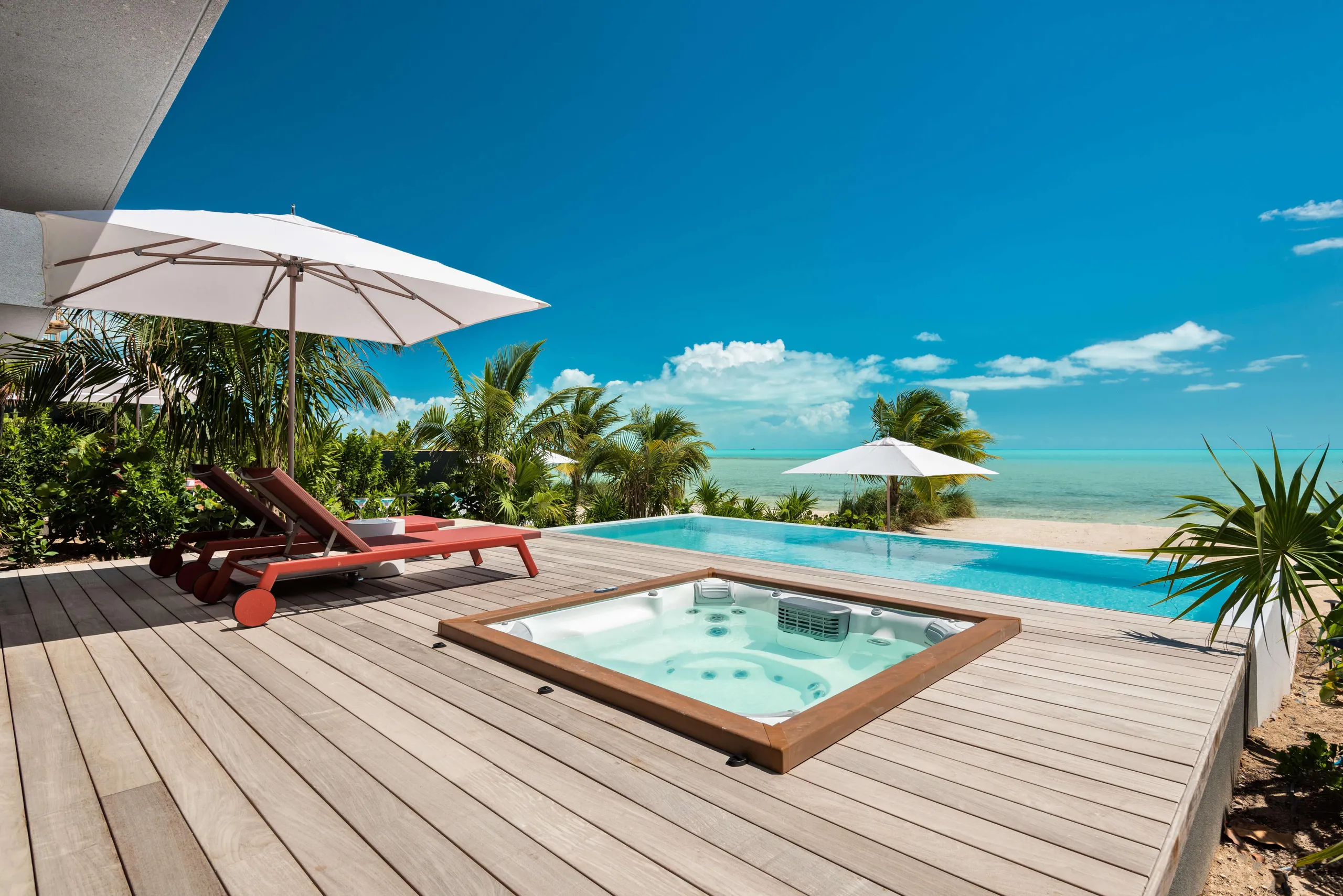 Innovatively Blending Modern and Tropical Design for Seamless Indoor-Outdoor Living in Turks and Caicos — photograph 4