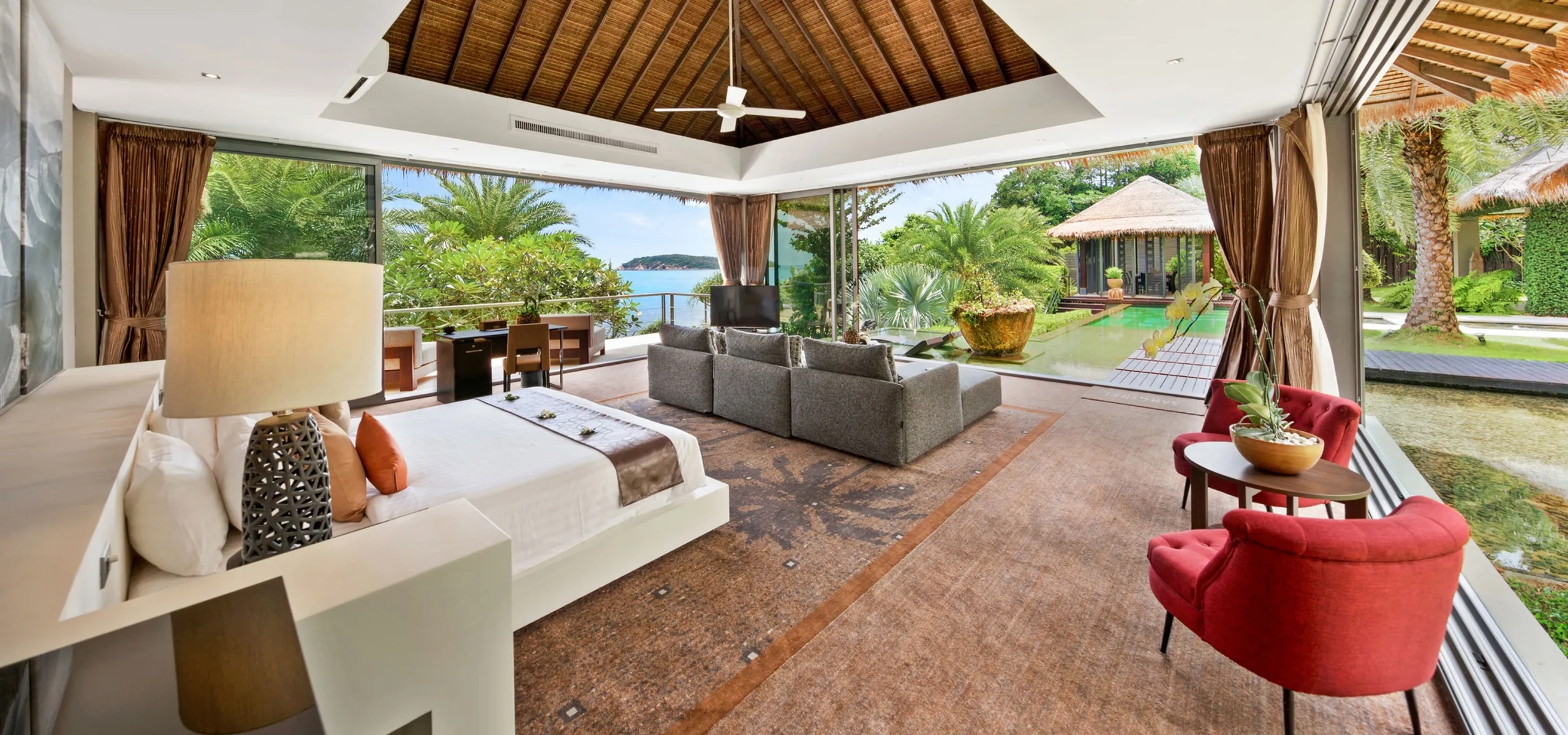 Glorious Beachfront Estate with Two Pools, Spa Sala, and Panoramic Ocean Views — photograph 12