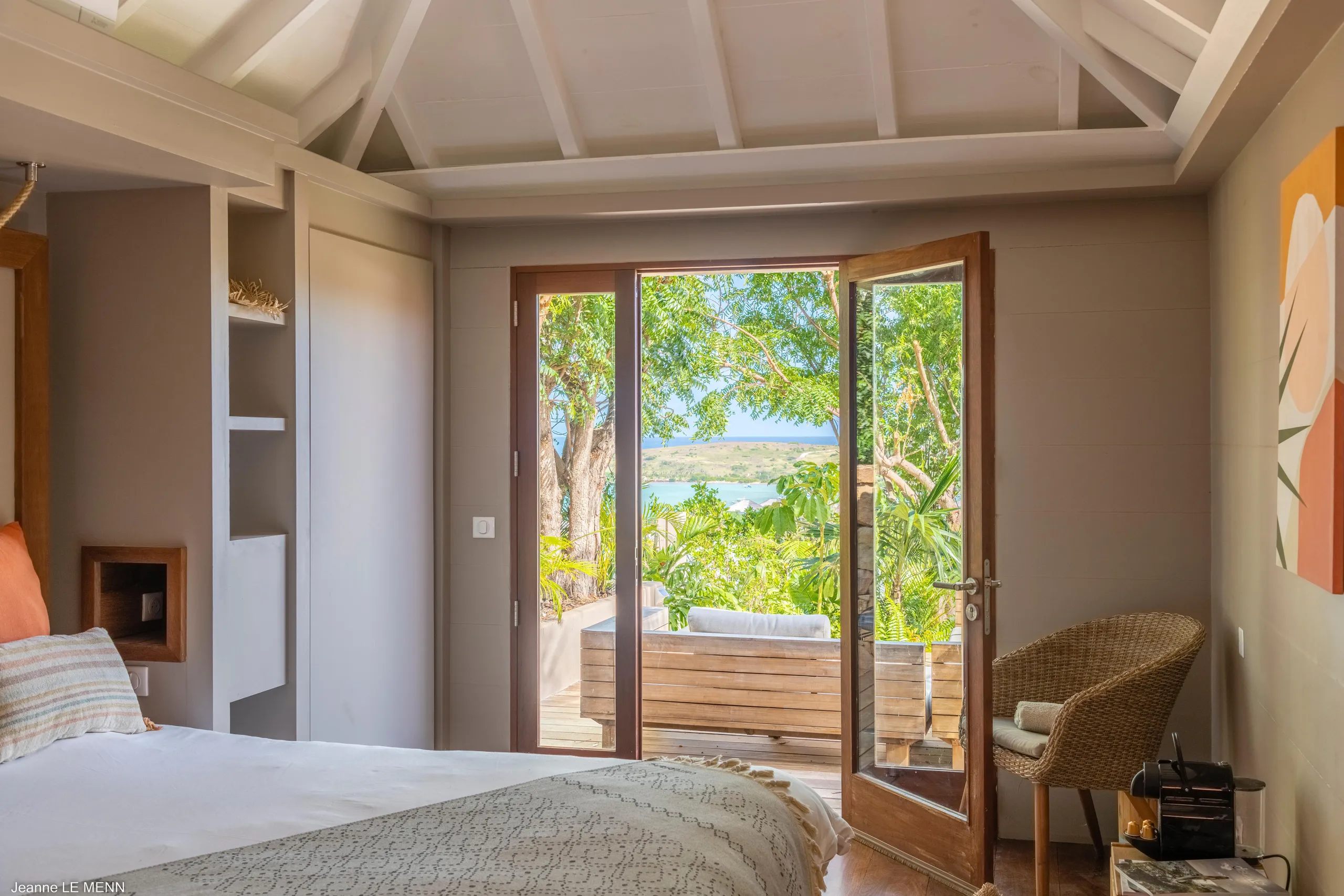 Luxurious Beachside Bungalow with Private Pool and Ocean Views — photograph 8