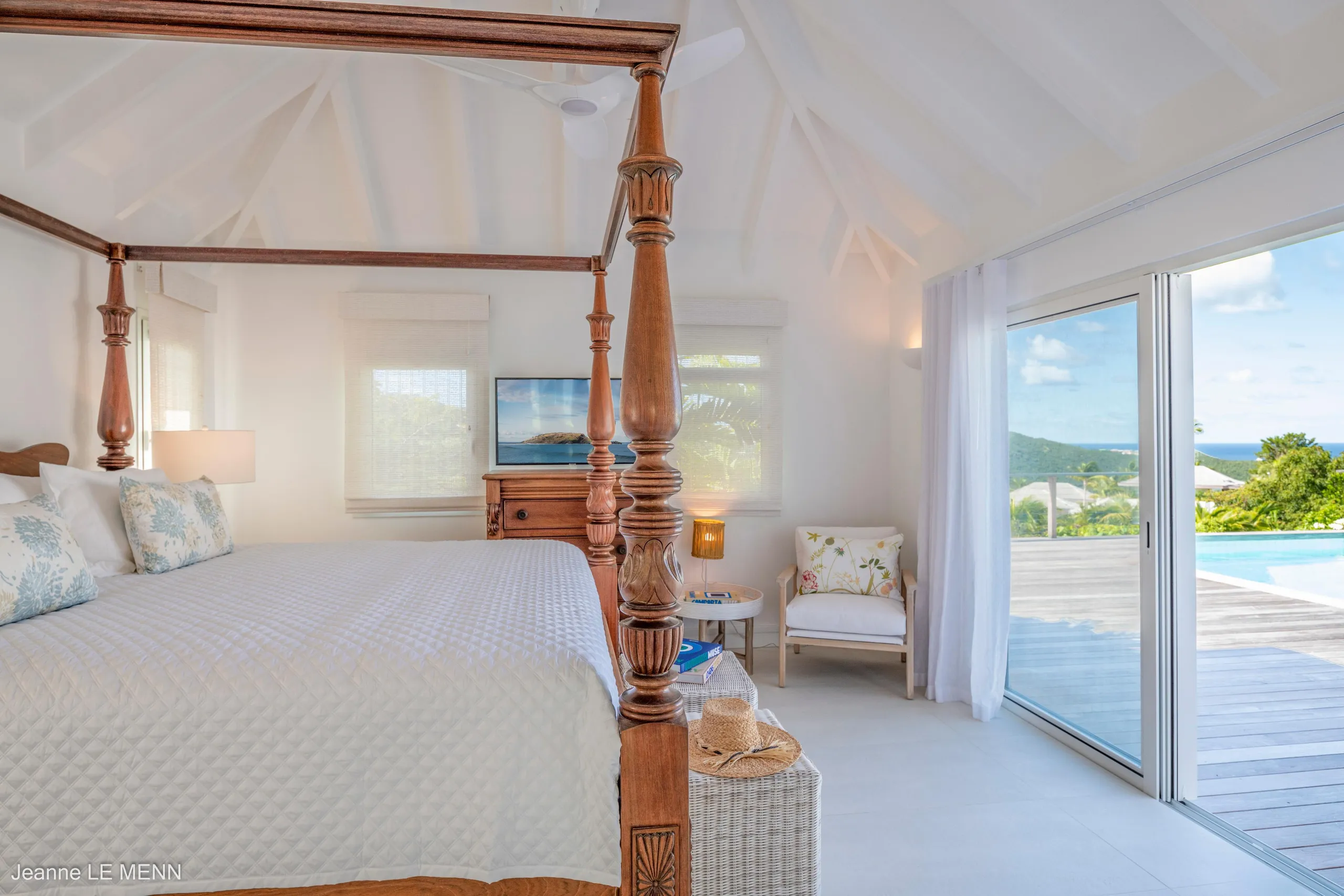 Superb Seaside Villa with Private Pool and Stunning Ocean Views — photograph 8