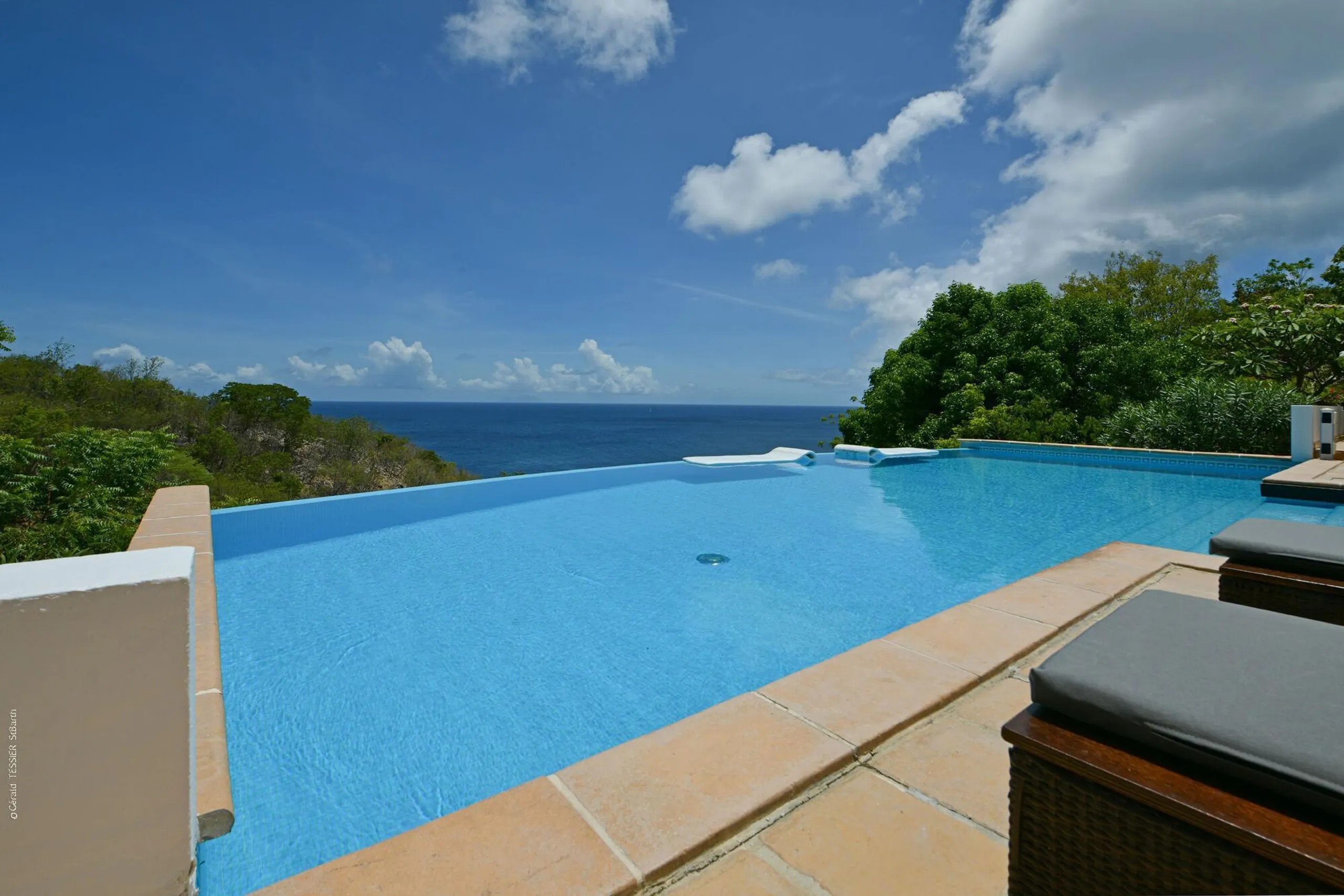 Contemporary Colonial Style Villa with Infinity Pool and Ocean Views — photograph 5