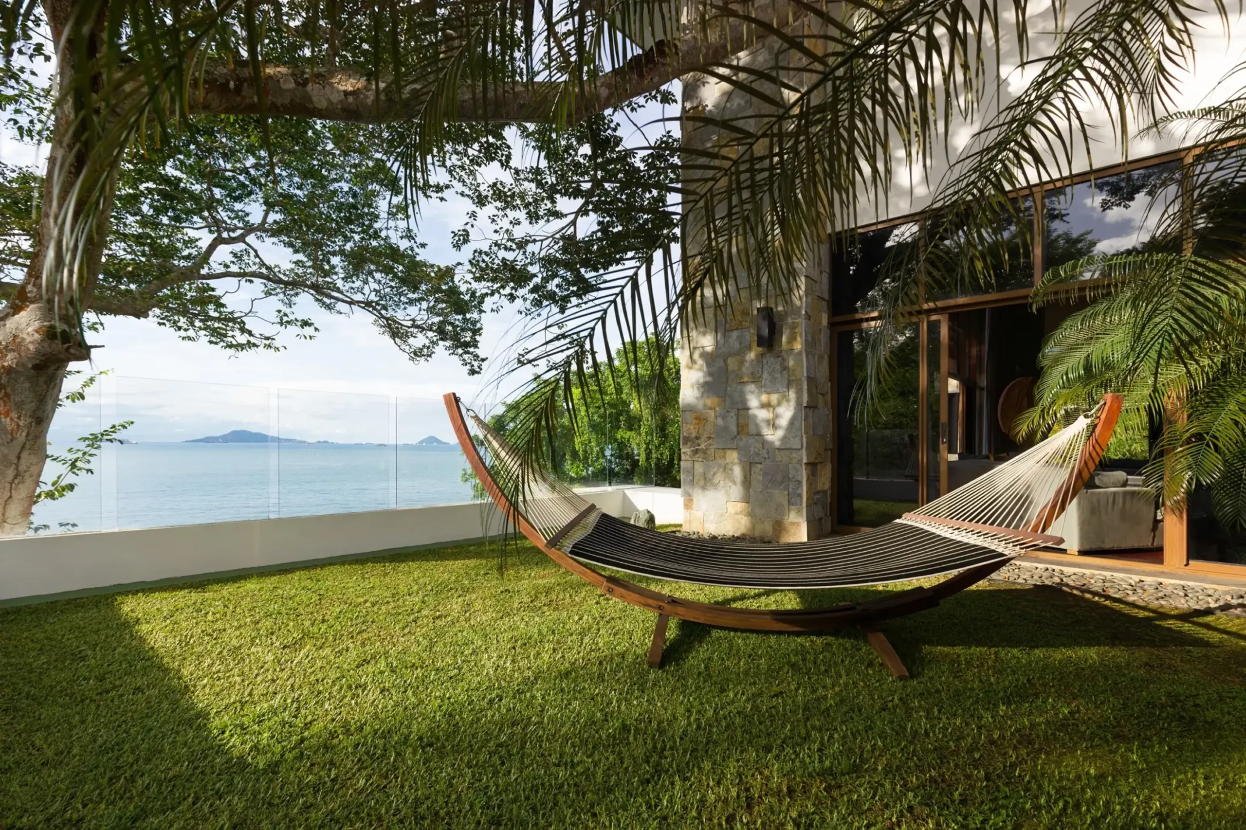 Oceanfront Balinese-Inspired Villa with Private Pool, Beach Access, and Unmatched Views — photograph 5