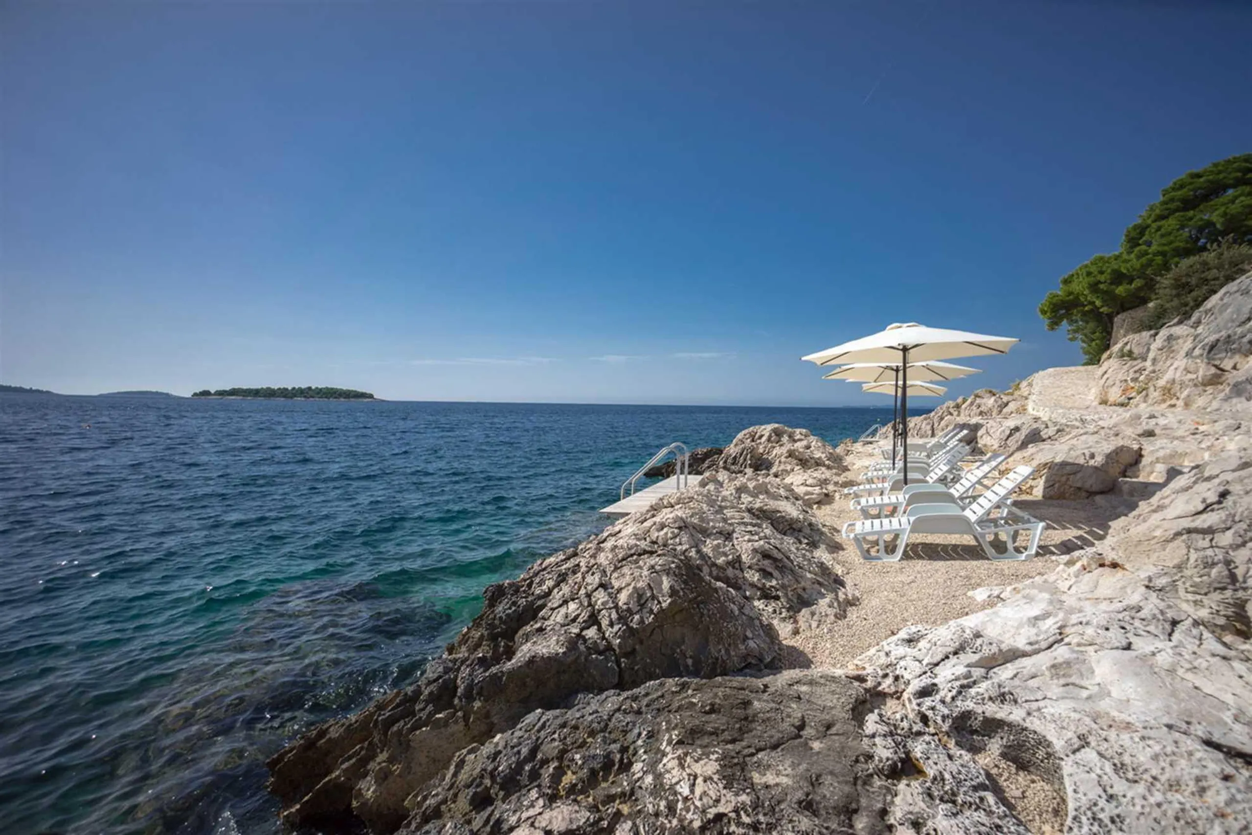 Elegant 3-Bedroom Villa in Primošten with Indoor Pool and Sea Views — photograph 5