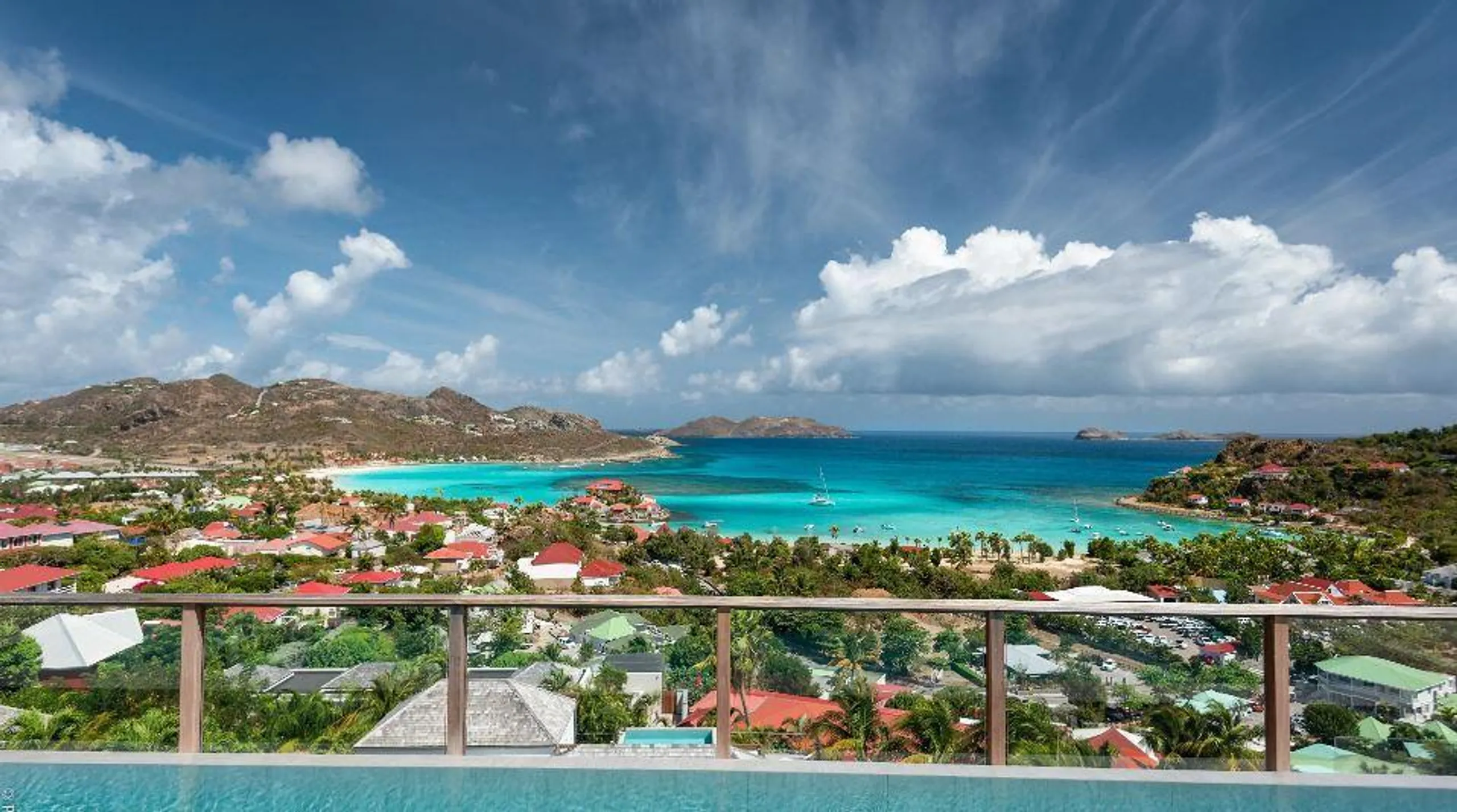 Chic Luxe Villa in St. Barth's: Breathtaking Views of St. Jean Bay — photograph 2