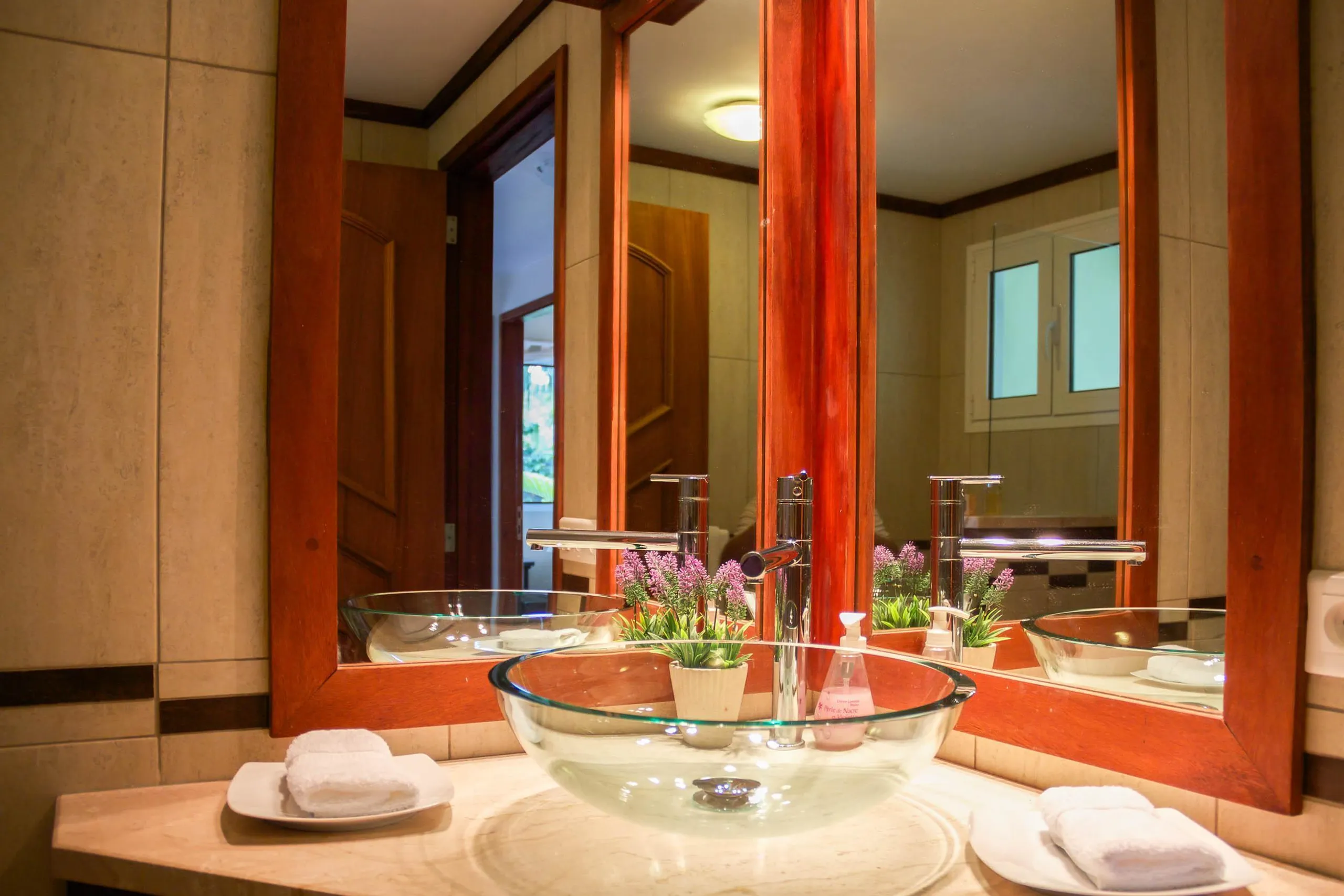 Lavish Seaview Villa with Private Pool and Walks to Beach — photograph 11