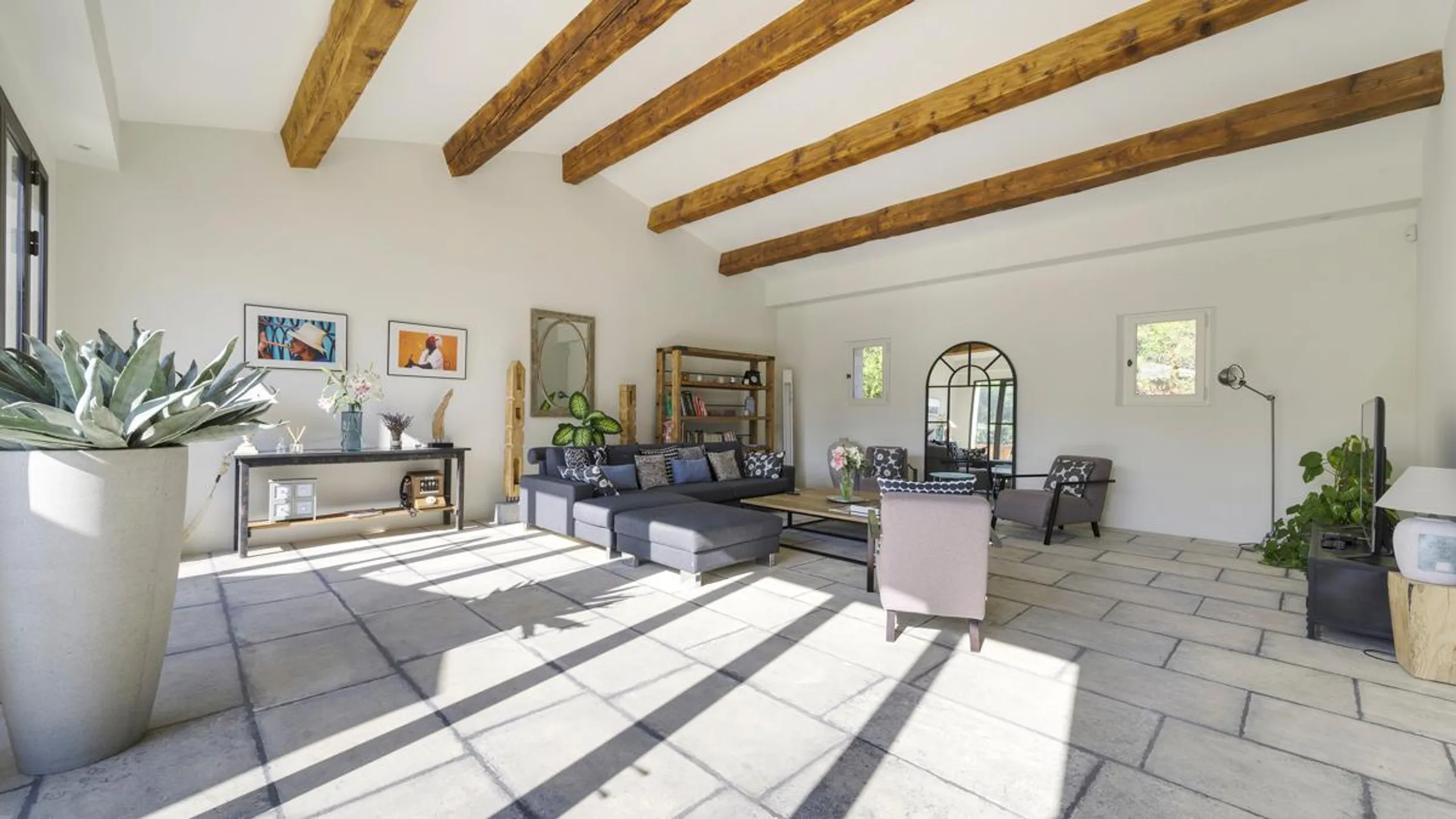Tranquil Countryside Villa with Private Heated Pool & Serene Surroundings — photograph 6