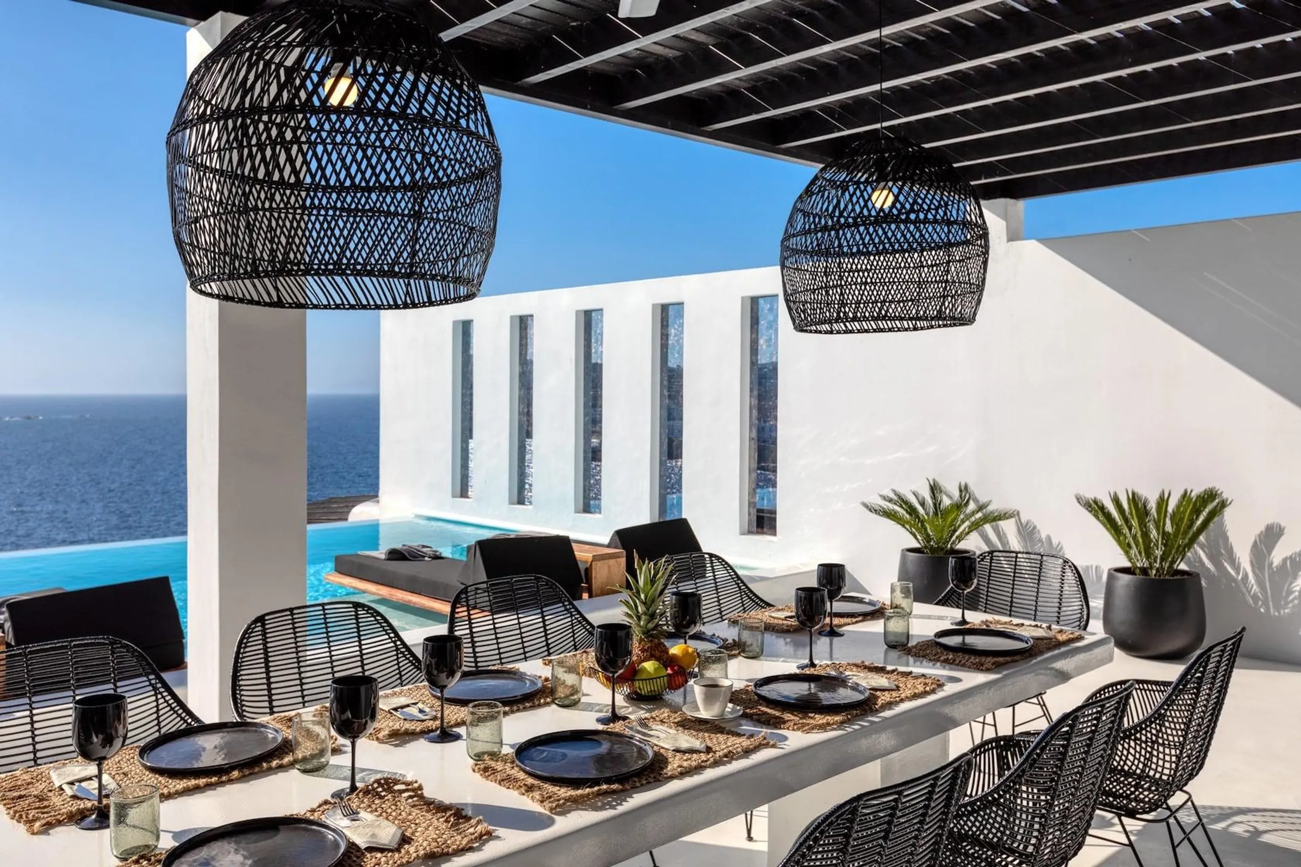 Abundant Mykonos Estate with Crystalline Pool and Jacuzzi — photograph 8