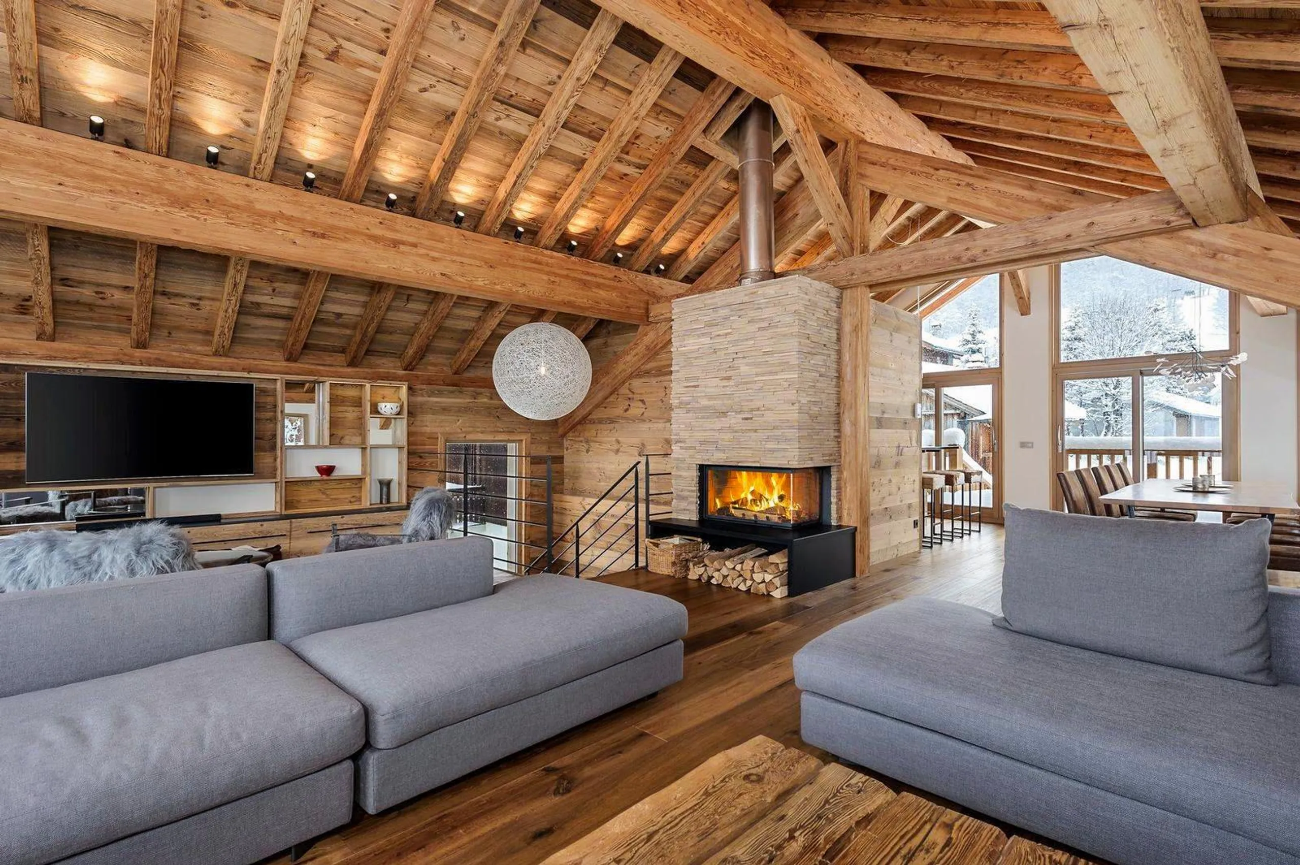 Stunning 6-Bedroom Chalet with Outdoor Jacuzzi and Scenic Views — photograph 9