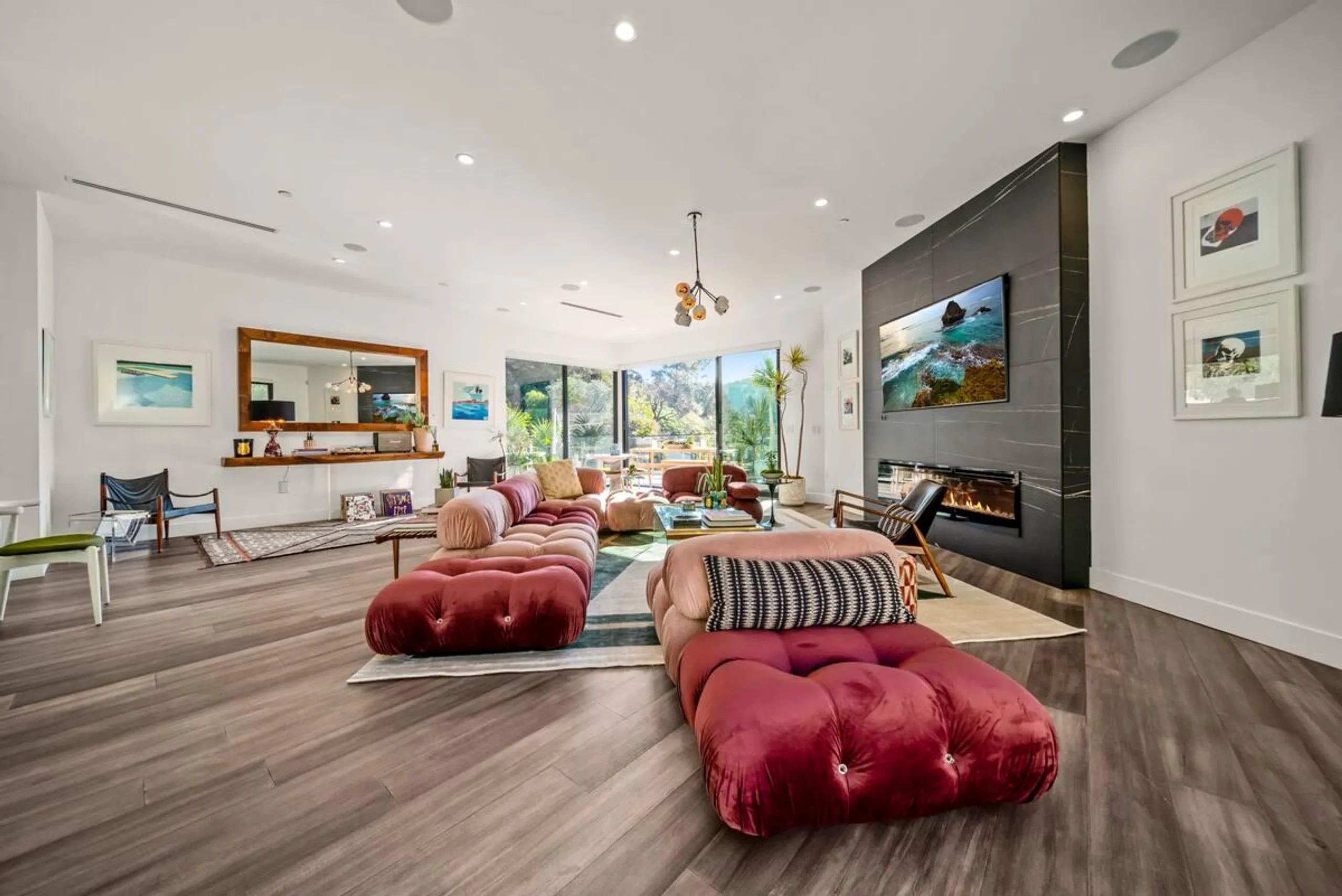 Grandiose Estate with Private Pool and Indoor-Outdoor Living — photograph 9