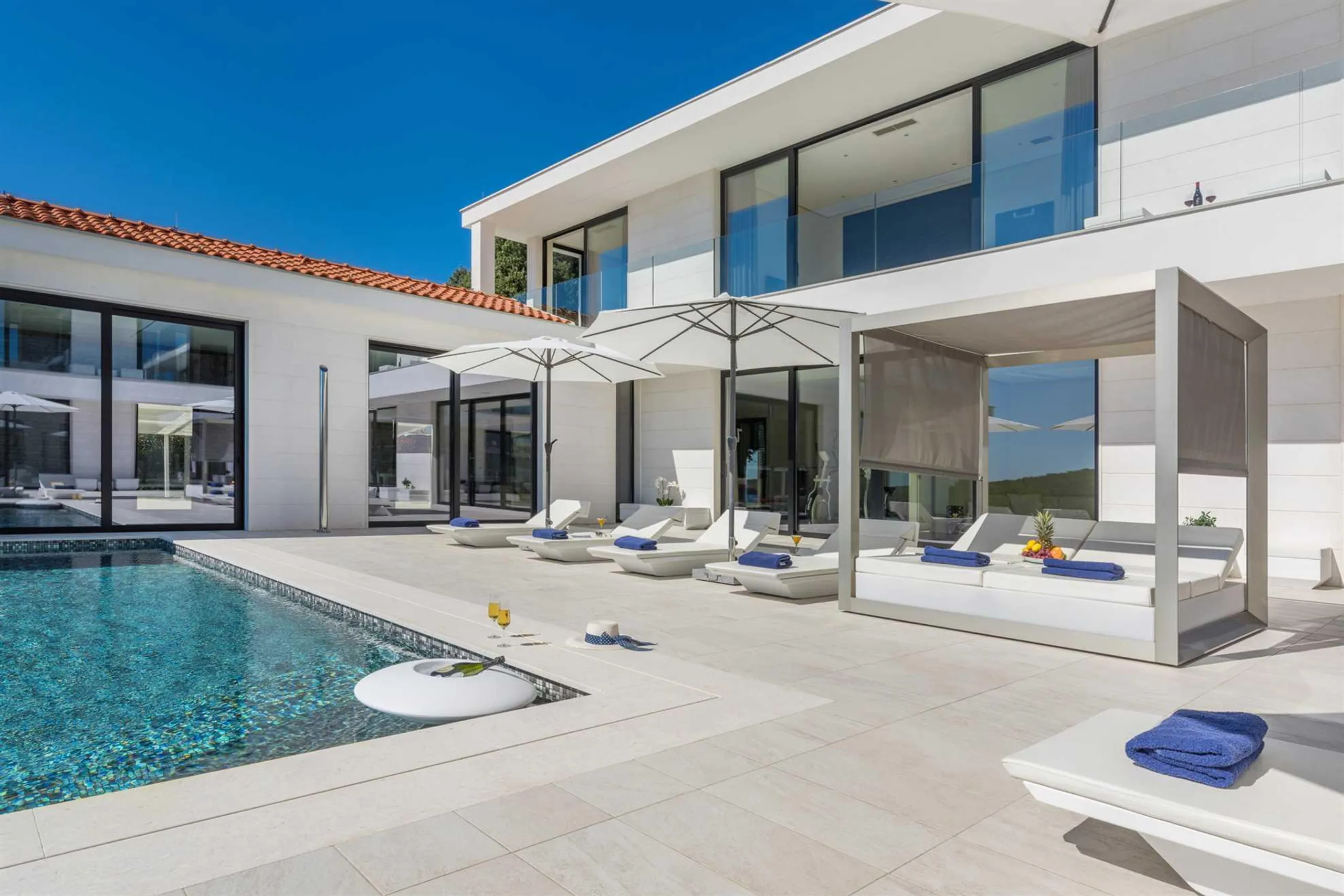 Elegantly Appointed 5-Bedroom Villa with Heated Pool, Private Beach and Jacuzzis — photograph 12
