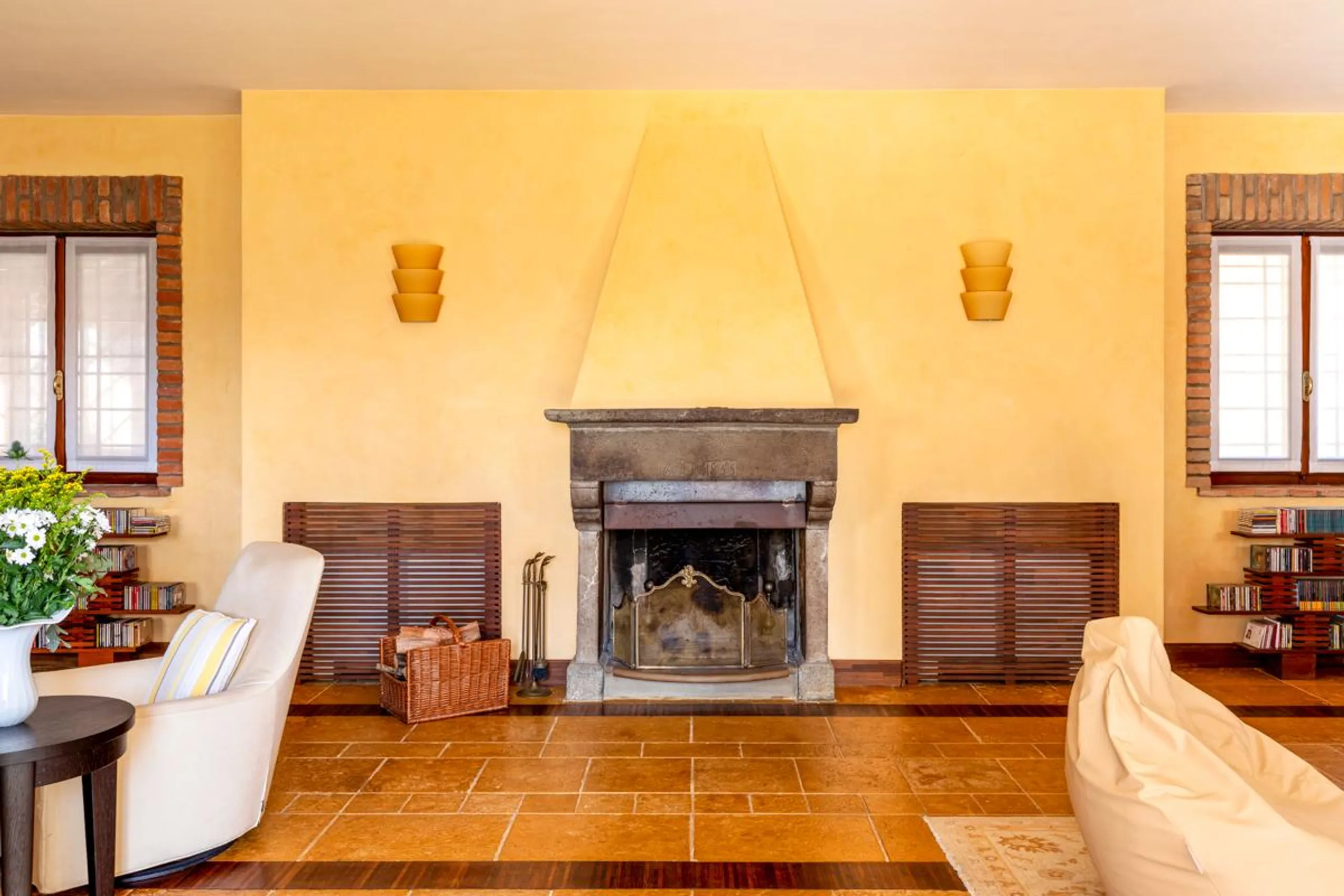 First-class Historic Villa with Pool and Panoramic Views of the Val Luretta — photograph 12