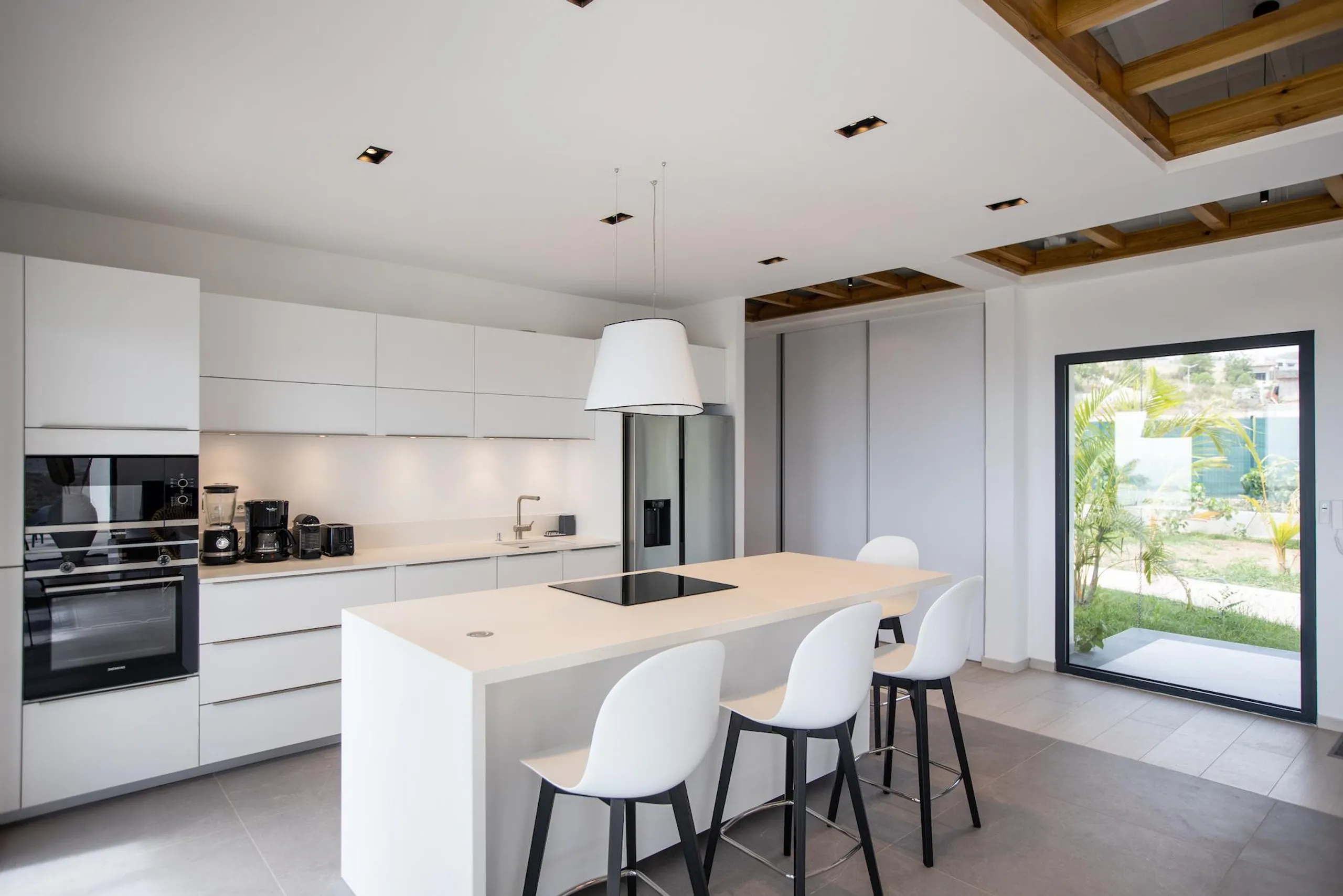 Sleek and Modern Designed Villa with Heated Pool and Breathtaking Ocean View — photograph 12