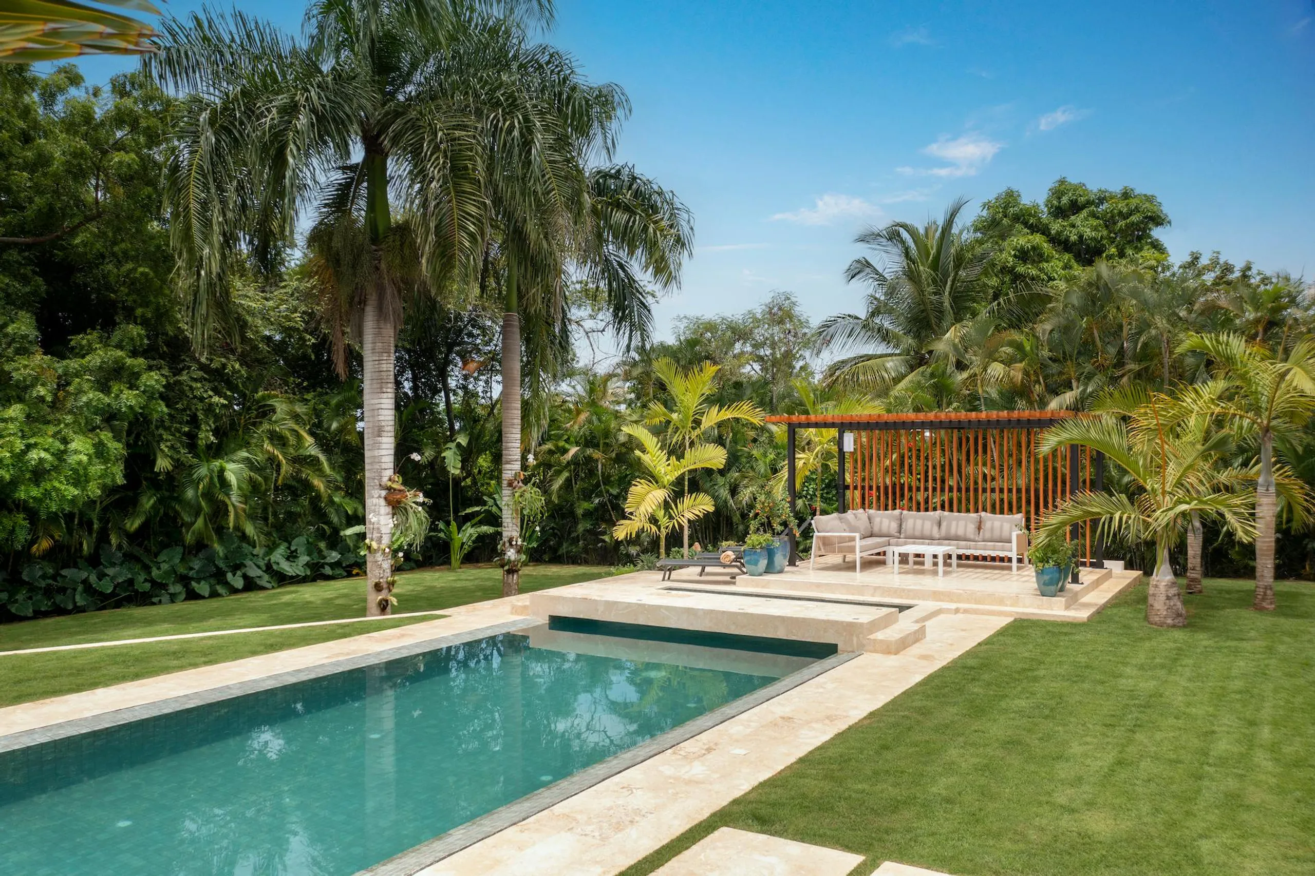 Relax in Style Panoramic Mountain View Villa — photograph 3