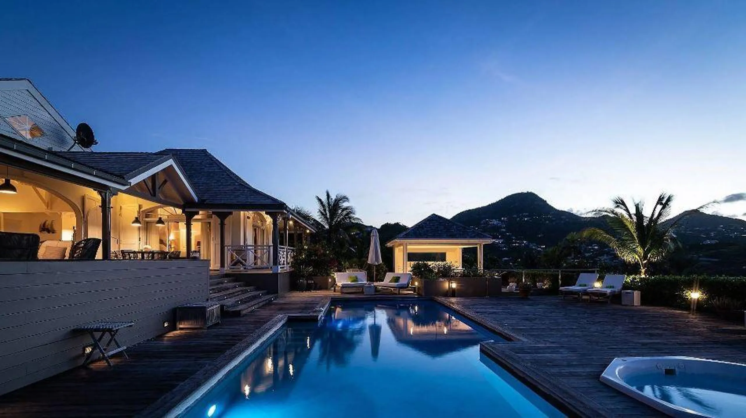 Majestic Seaside Villa with Private Pool and Hot Tub — photograph 8