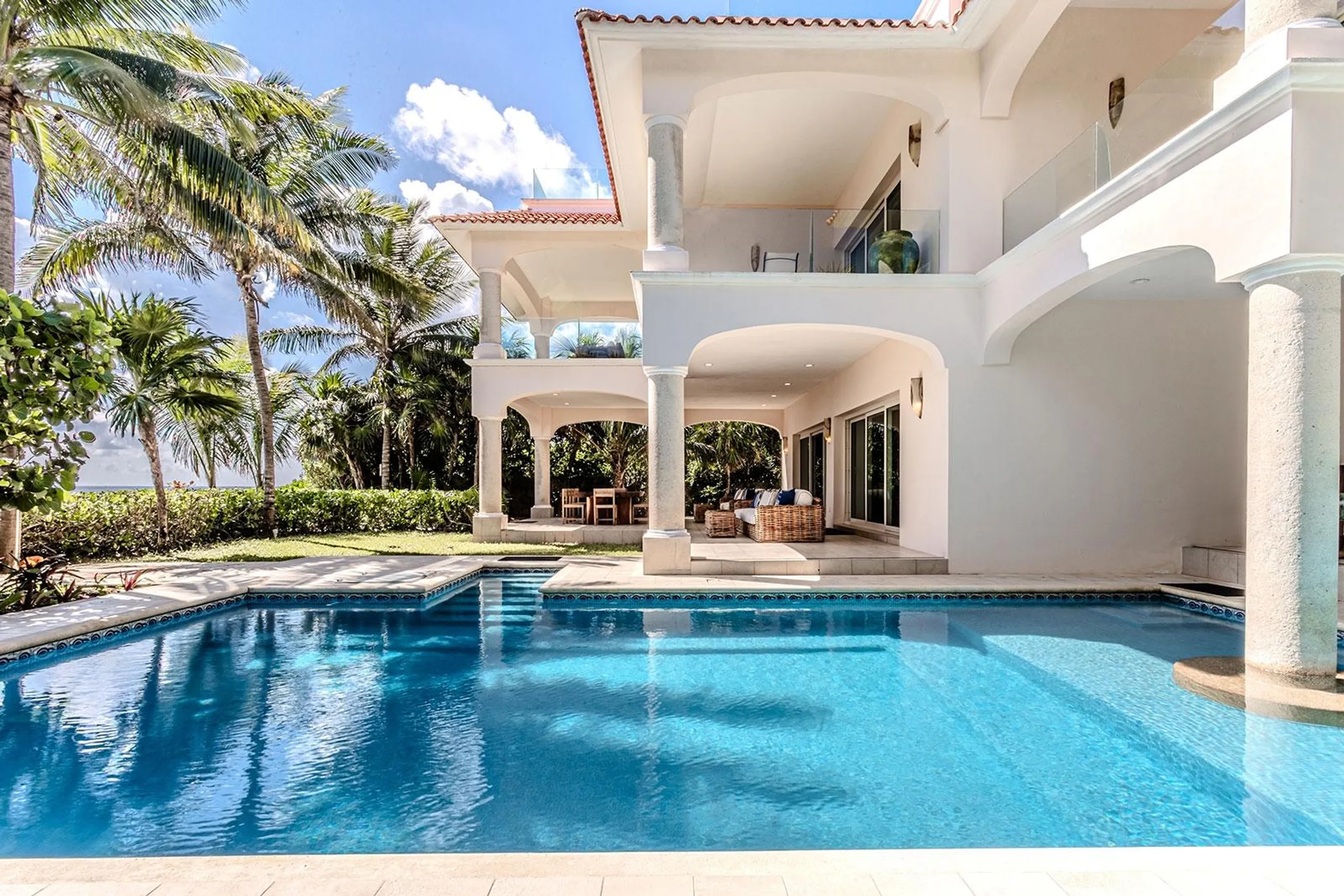 Rustic-Chic Oceanfront Villa with Pool Tables, Jacuzzi, and Direct Beach Access — photograph 2