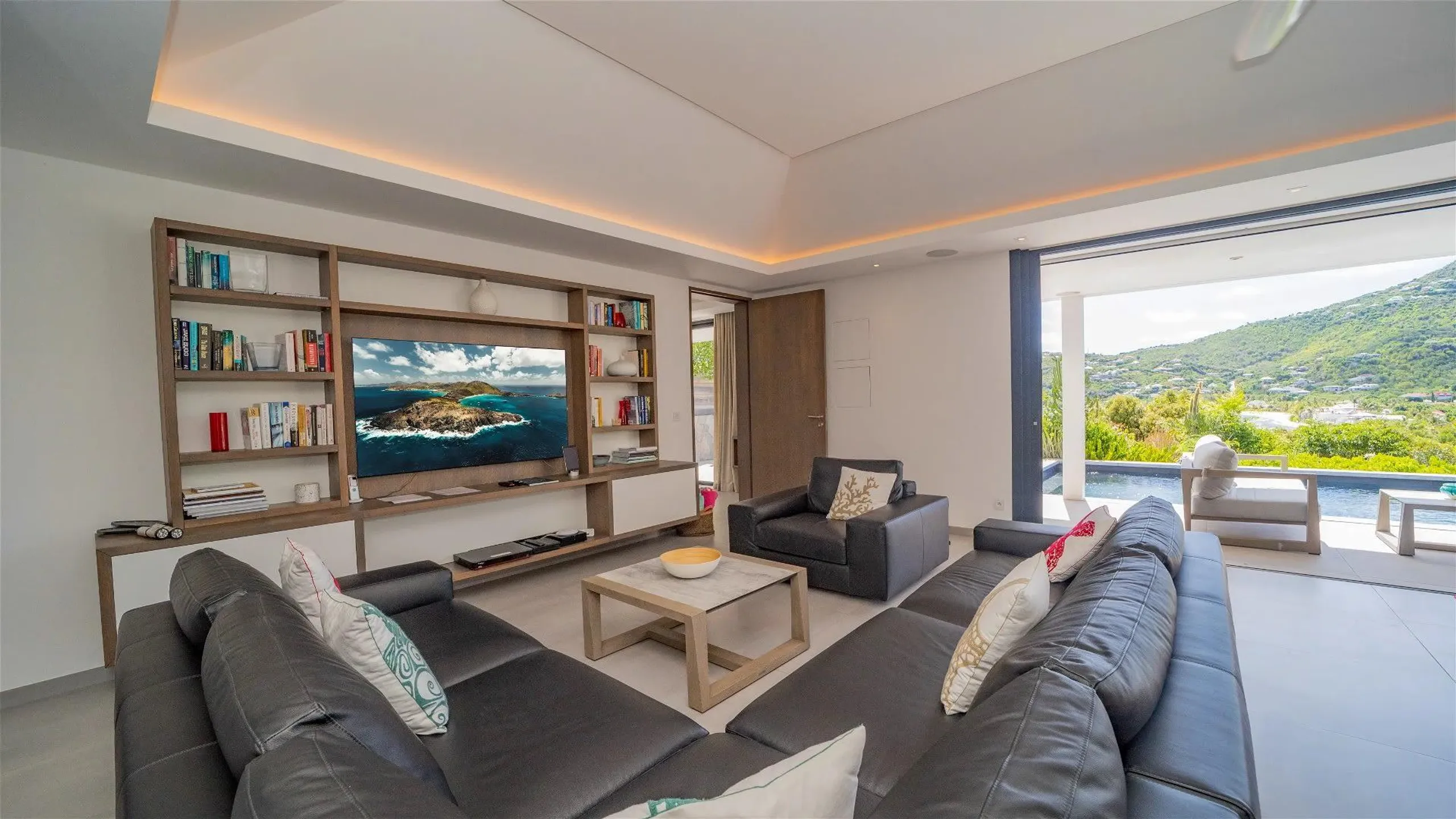 Cozy Oceanview Villa with Pool — photograph 3