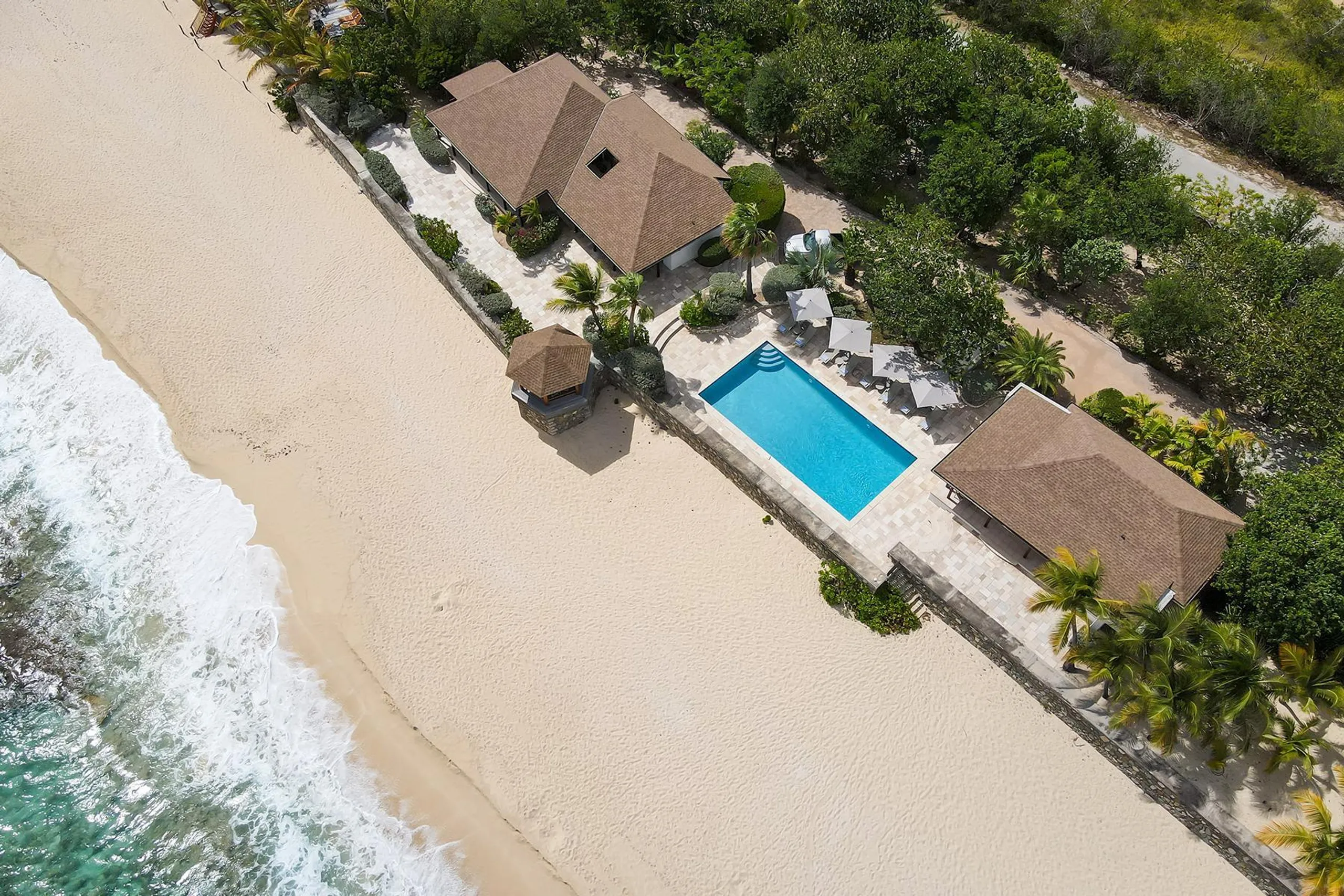 Beachfront Bliss: Luxury Villa Rental with Breathtaking Views and Serene Gardens — photograph 6