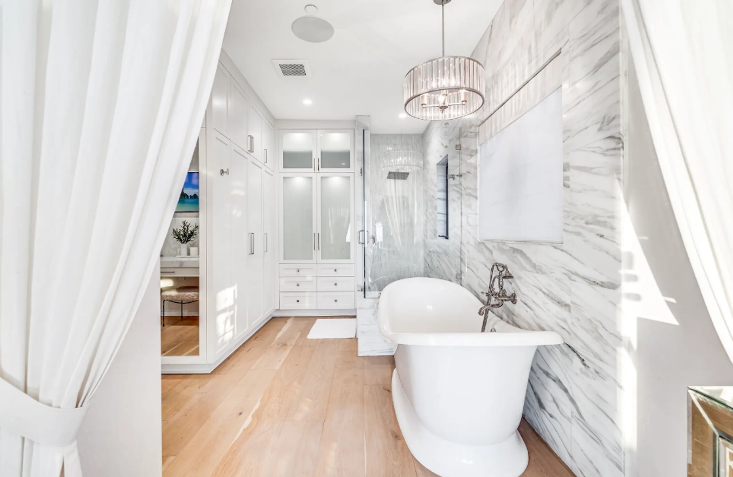 Elegant Three-Story Villa with Overlooking Pacific Ocean Views and North County Beaches Nearby — photograph 12