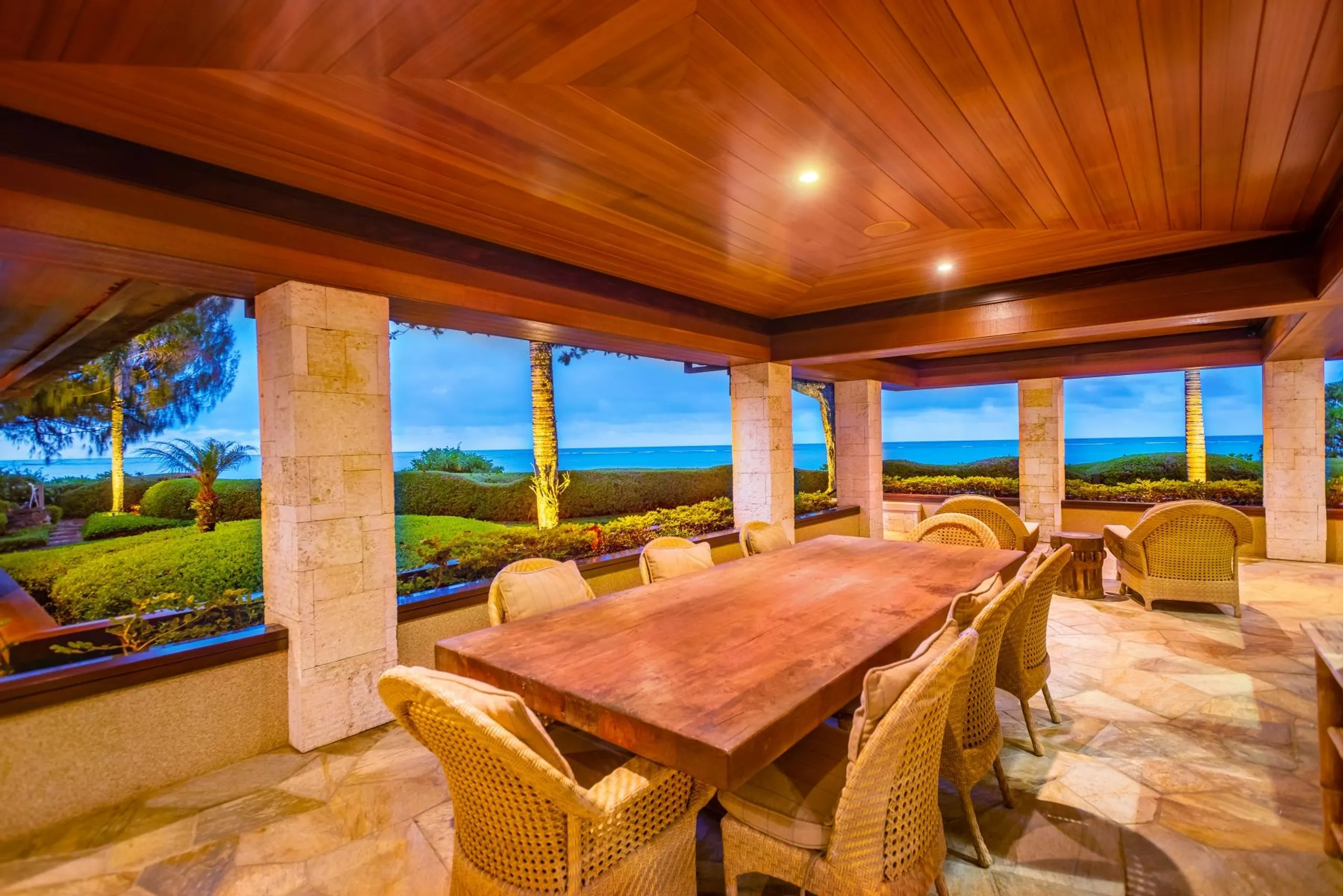 Enchanting Oceanfront Villa with Panoramic Views of Panini Beach Hawaii — photograph 12