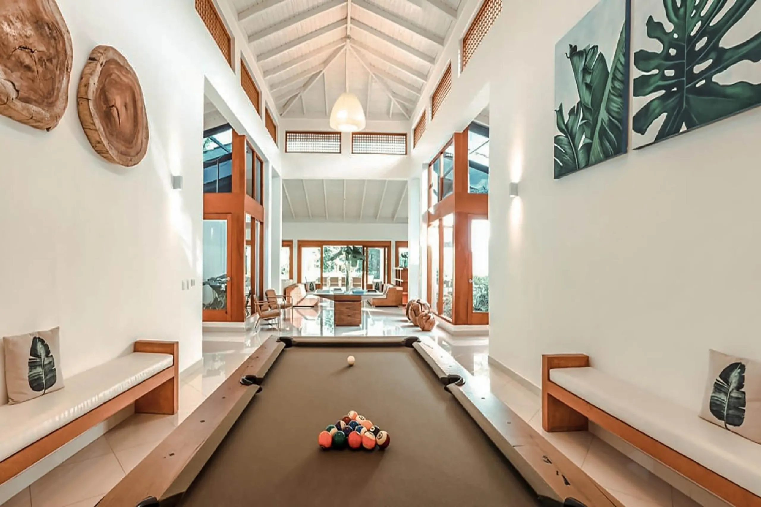 Contemporary Luxe Villa with Private Pool and Beach Access — photograph 7