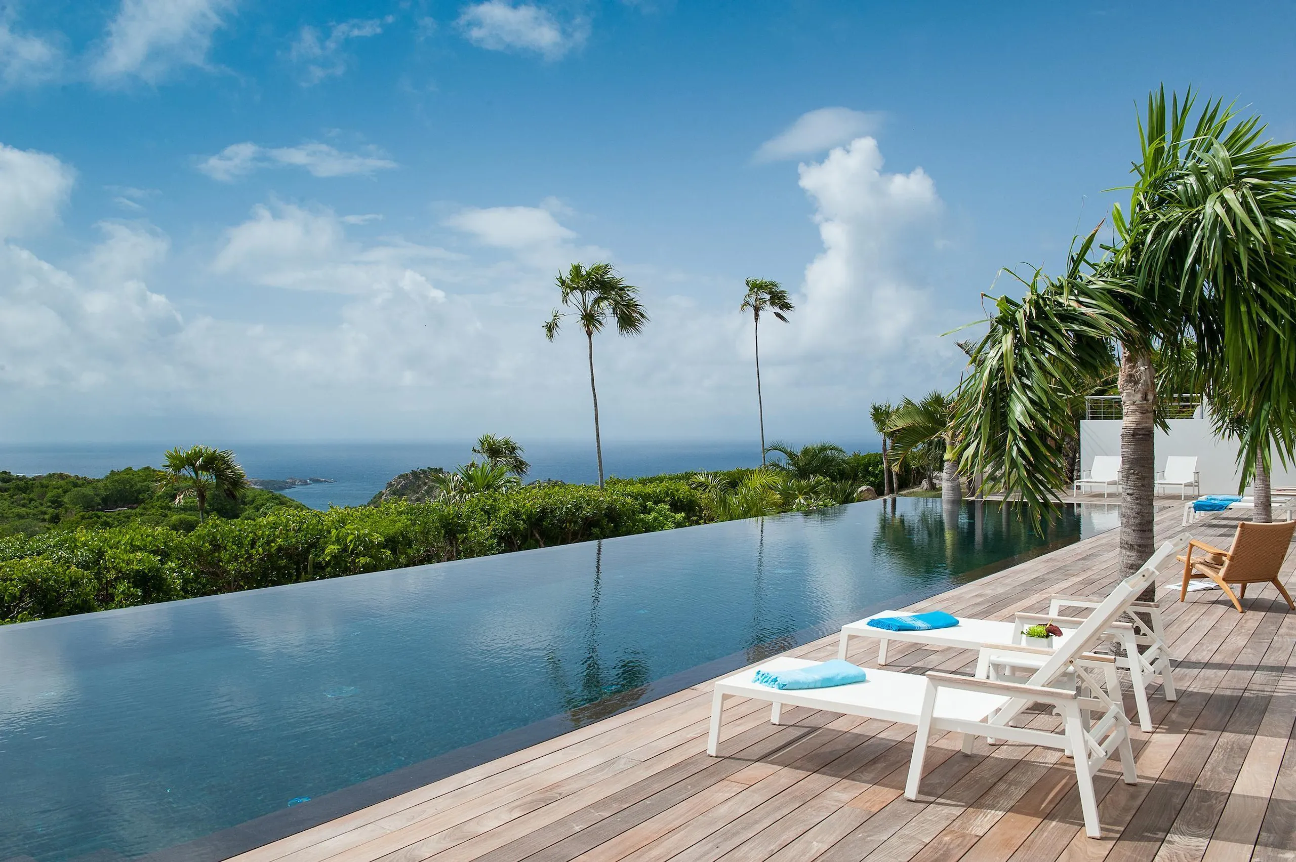 Exquisite Seaside Villa with Private Pool and Home Gym — photograph 2