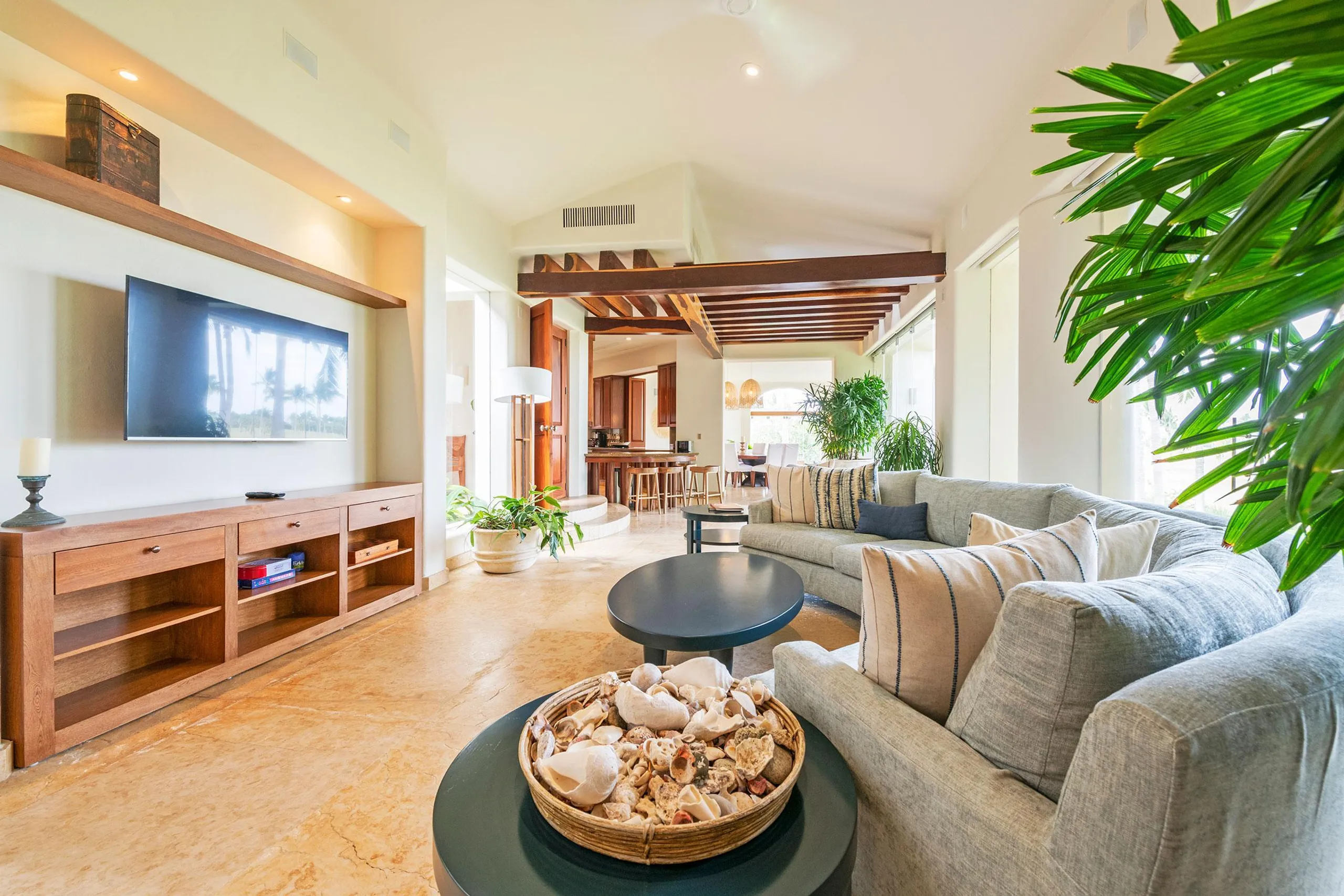 Lush Lagos Del Mar Estate with Infinity Pool and Wonderful Views — photograph 9