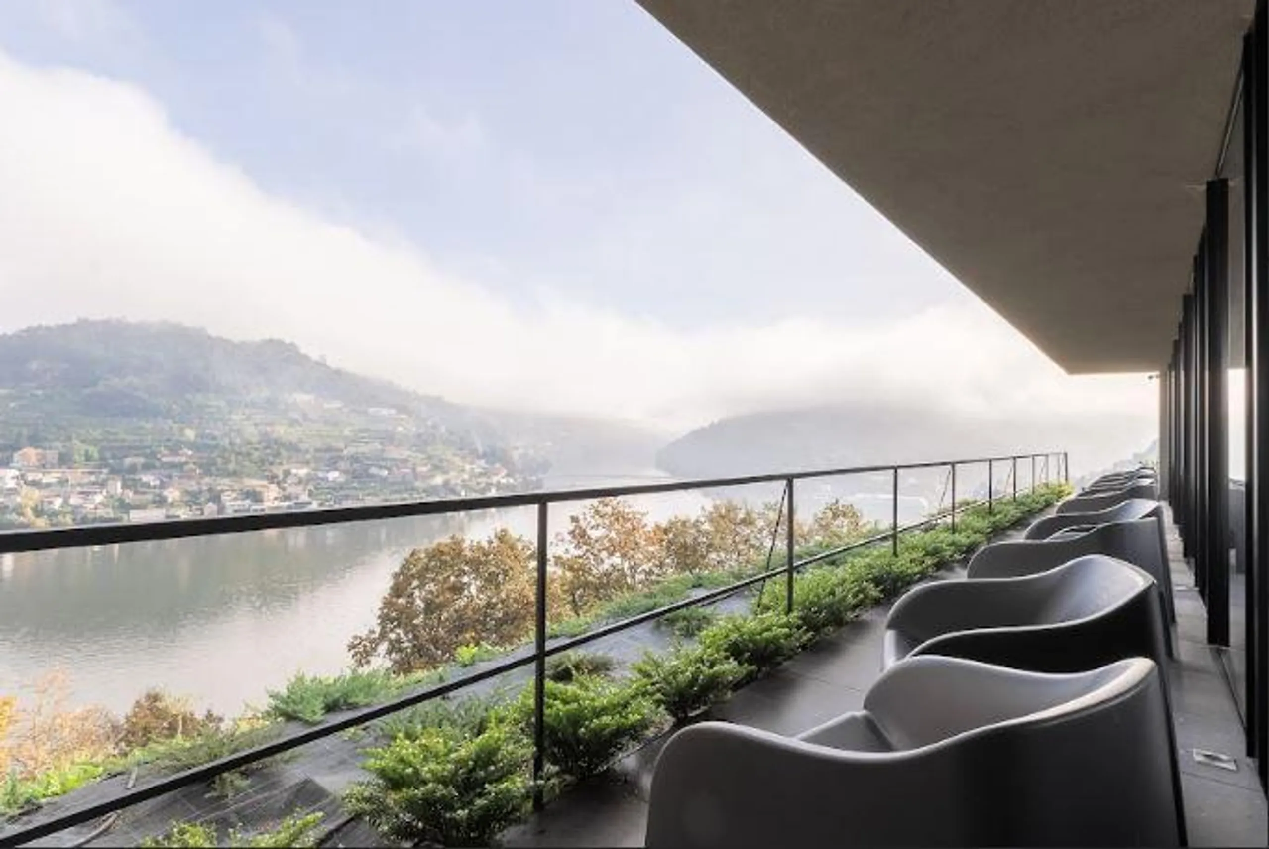 Stunning Luxury Estate with Private Pool and Panoramic River Views — photograph 7