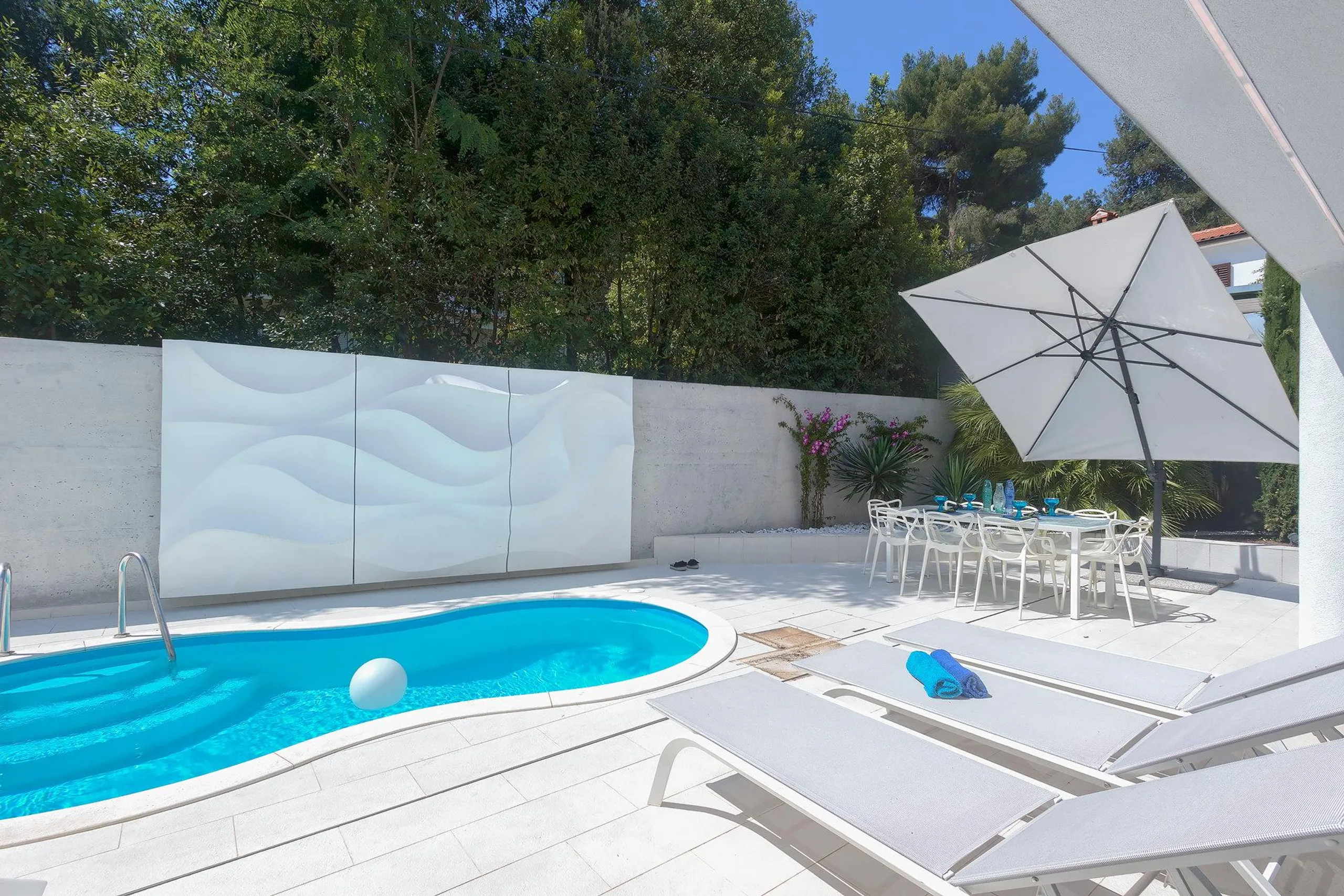 Glorious Contemporary Haven with 4-BR Villa and Tantalizing Heated Infinity Pool — photograph 10