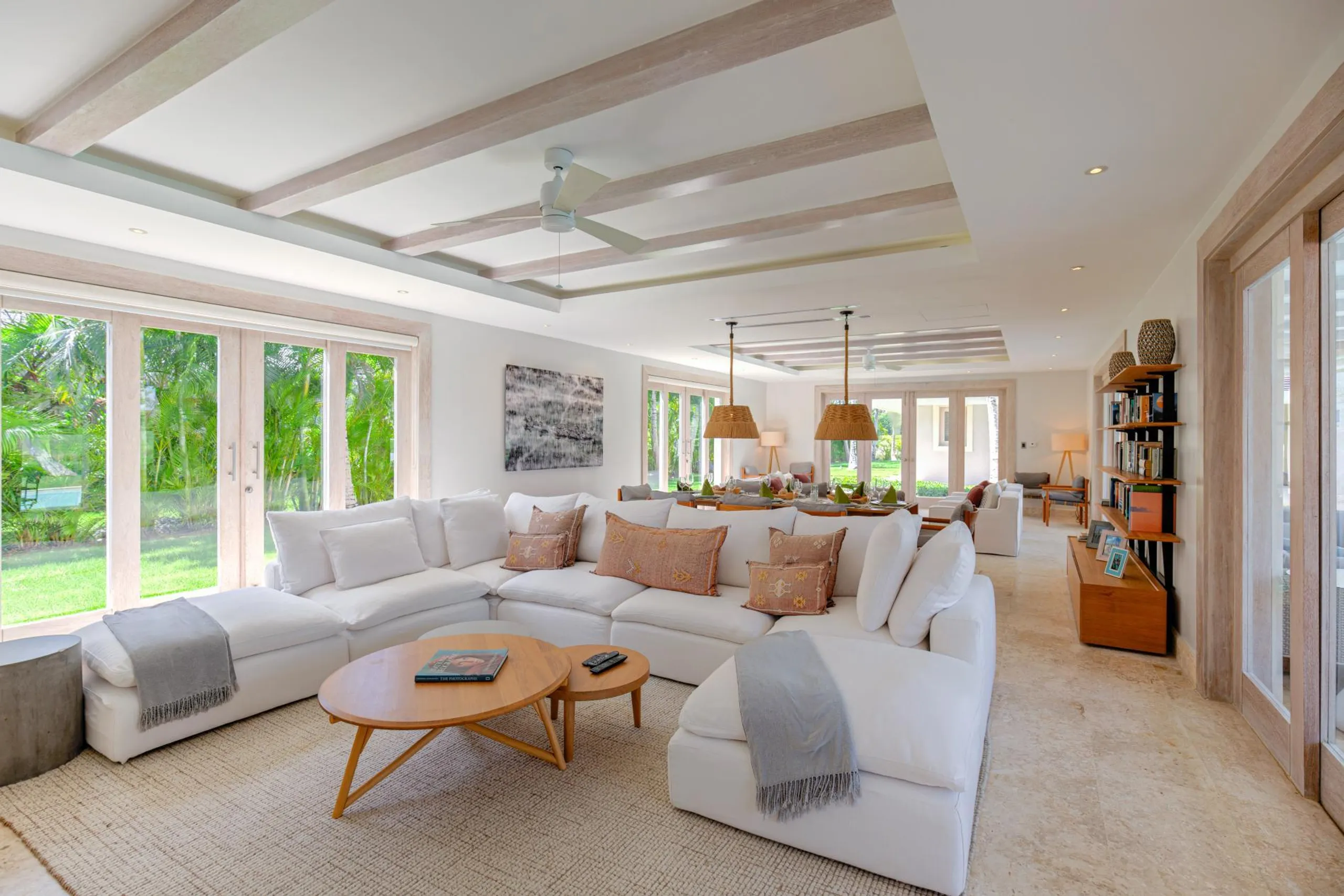 Gorgeous 6-Bedroom Villa with Private Pool Golf Course Views and Stunning Outdoor Spaces — photograph 7
