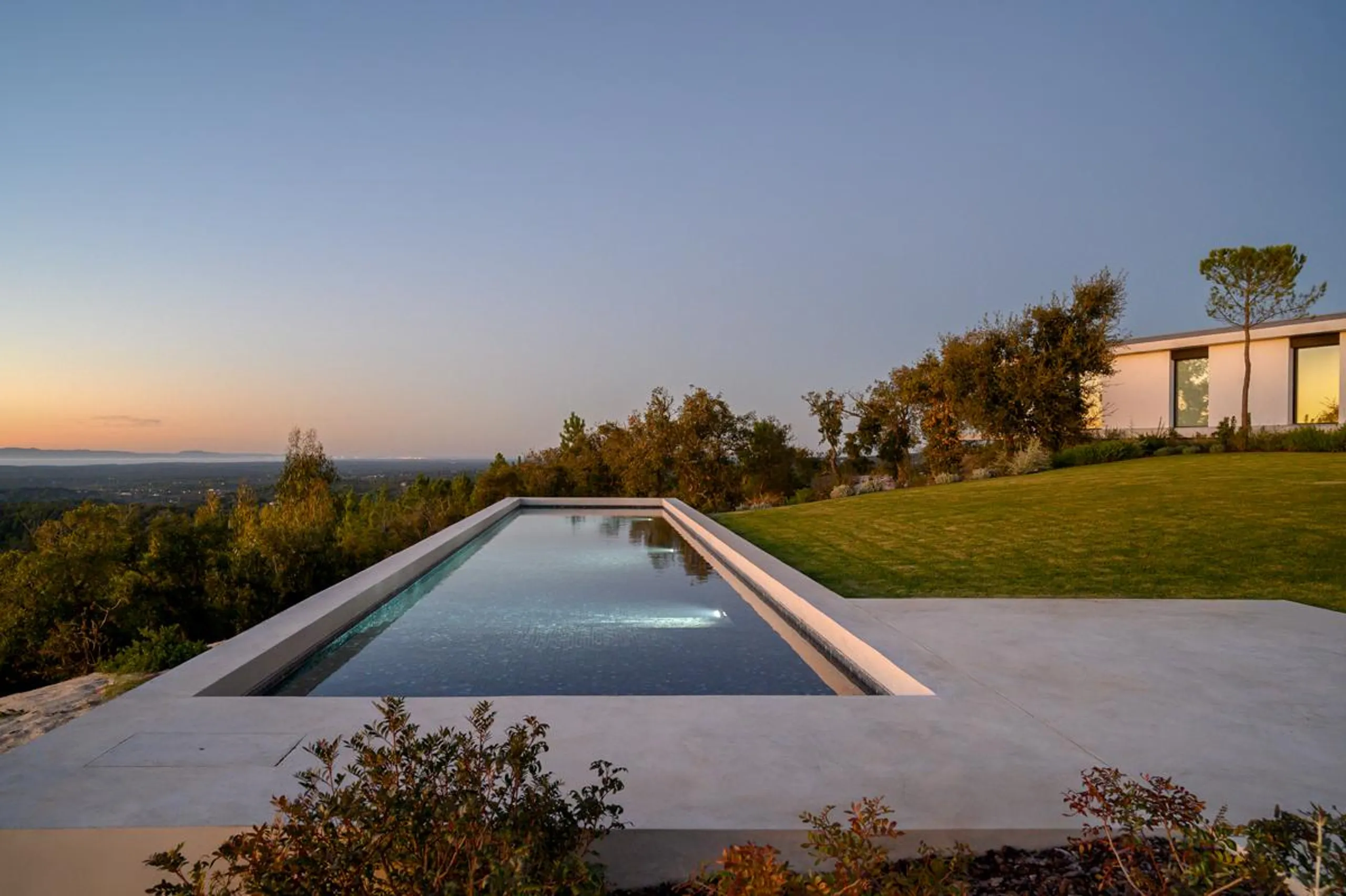 Sensational Minimalist Villa with Infinity Pool and Atlantic Coastline Views — photograph 7