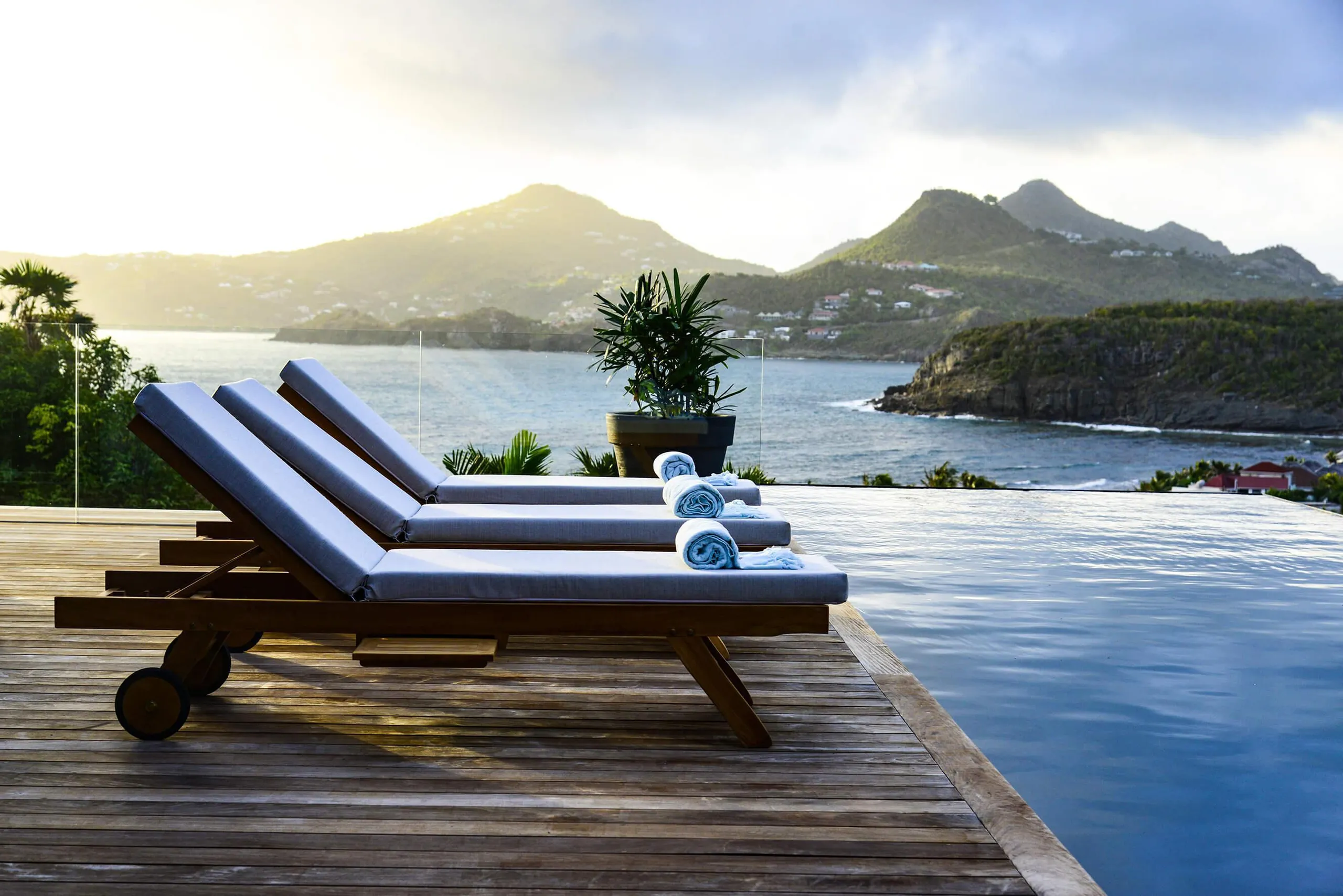 Serene St Barts Luxe Villa with Bay and Hill Views with Infinity Pool — photograph 11