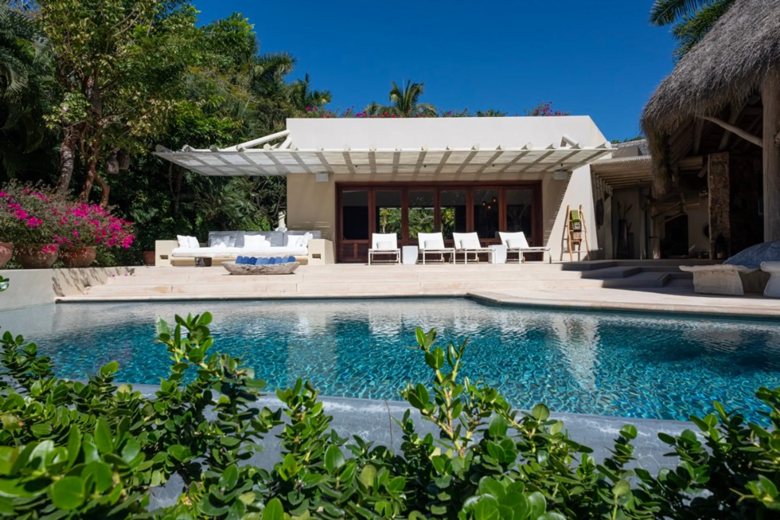 Beachfront Ranchos Estates Villa with 3-Tier Infinity Pool and Direct Beach Access — photograph 2