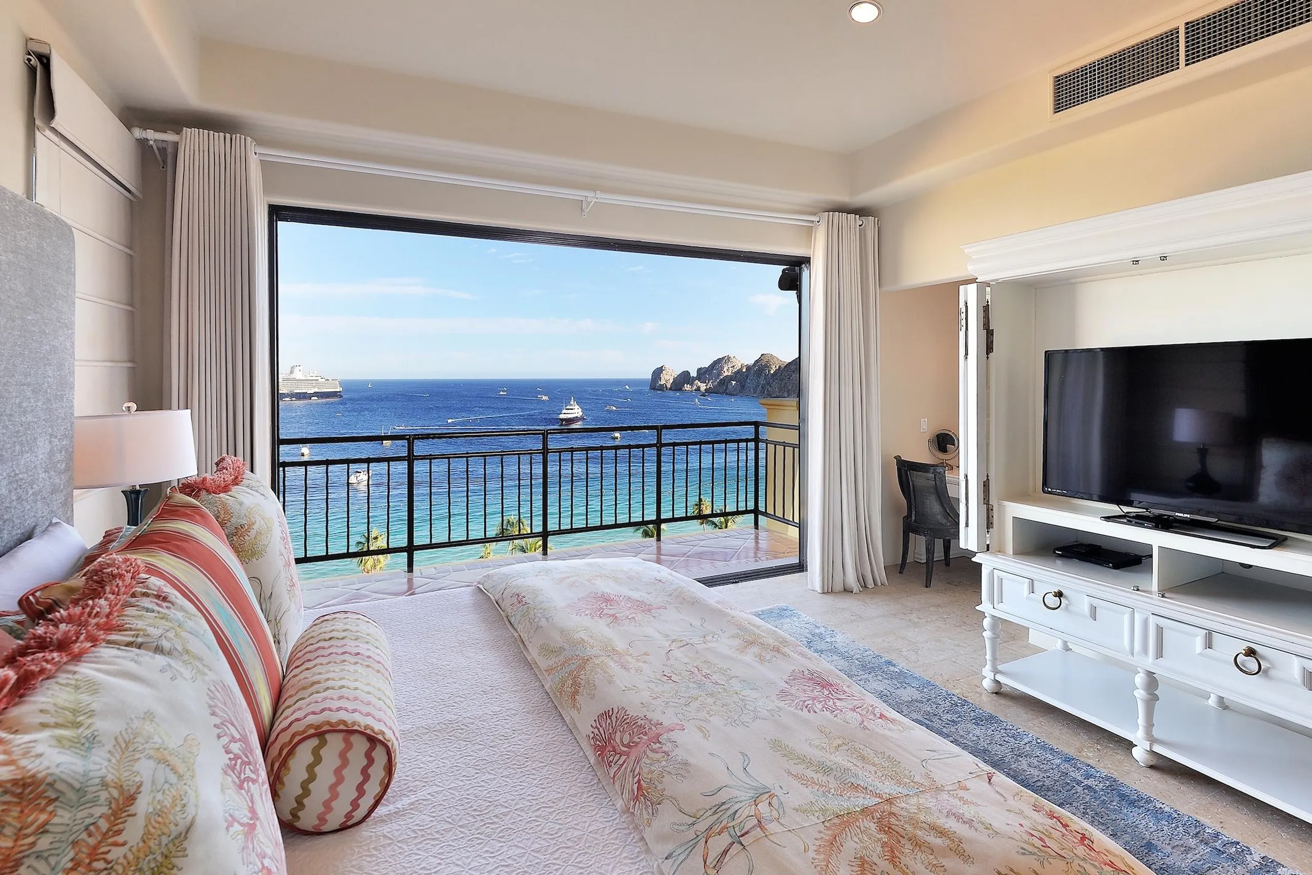 Magnificent Luxury Cabo Penthouse with Unforgettable Ocean Views — photograph 4