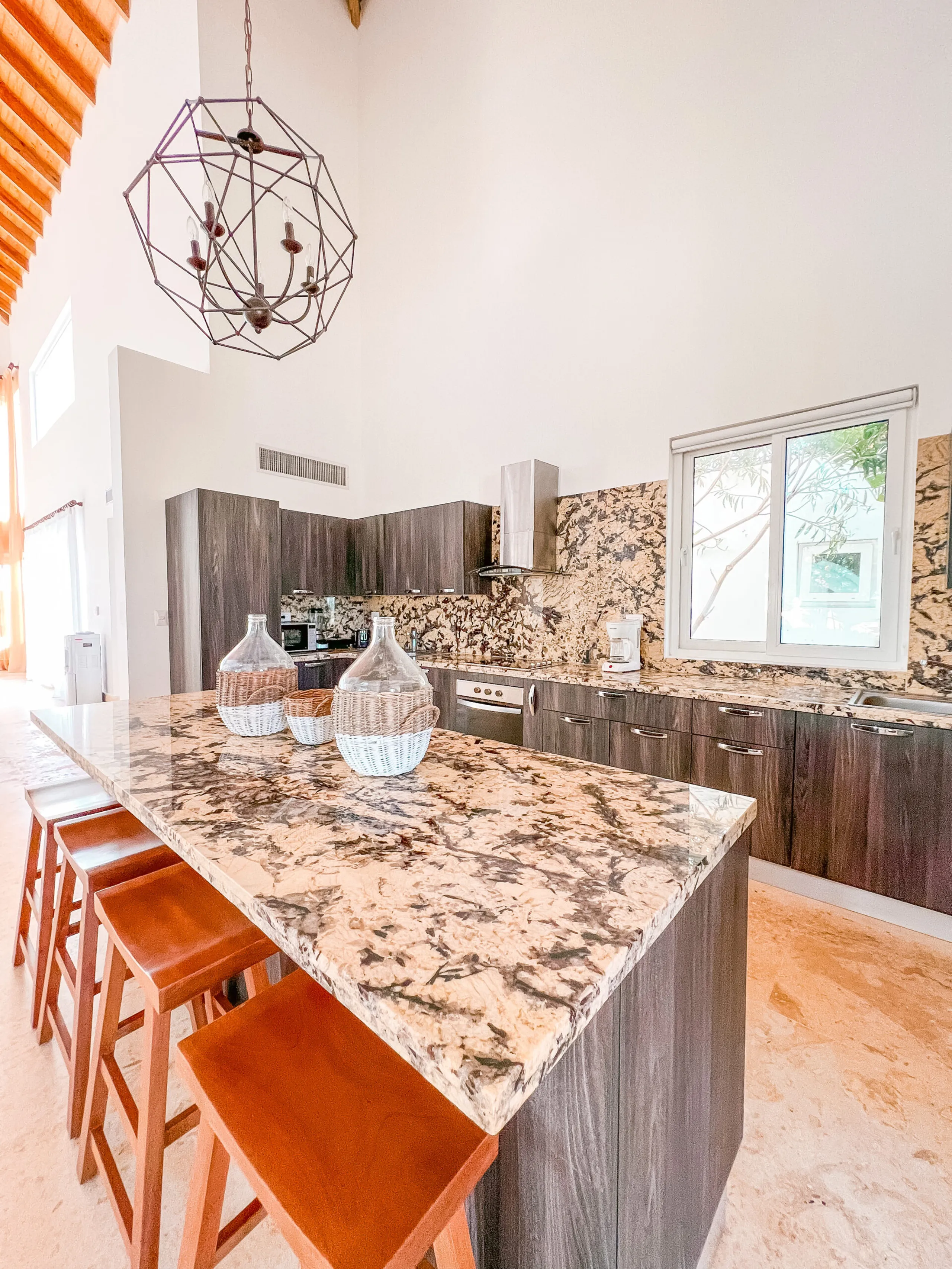 Refreshing 6BR Getaway with Infinity Pool Area, Large Terrace and Beach Access — photograph 6