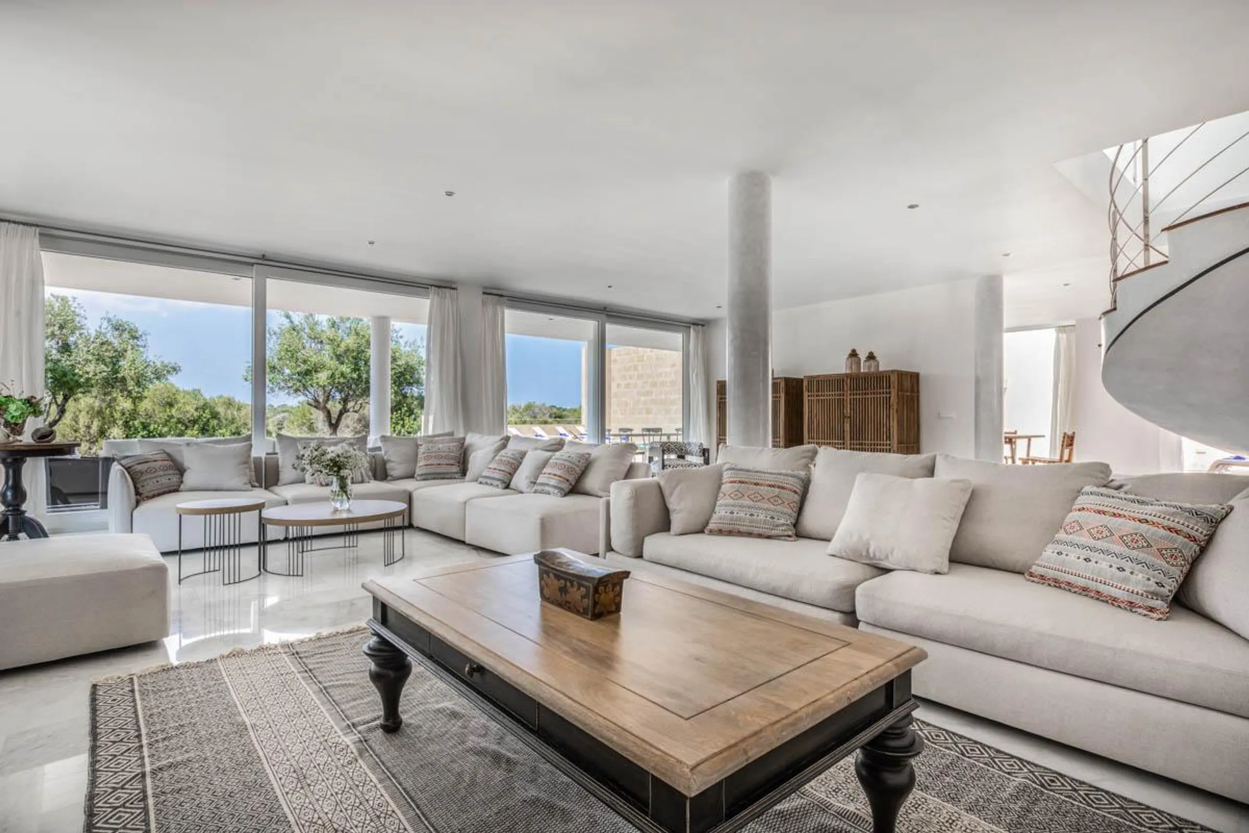 Grandiose 5BR Villa ﻿with Pool, Breathtaking Views of the Sea and the Natural Reserve of the Island — photograph 3