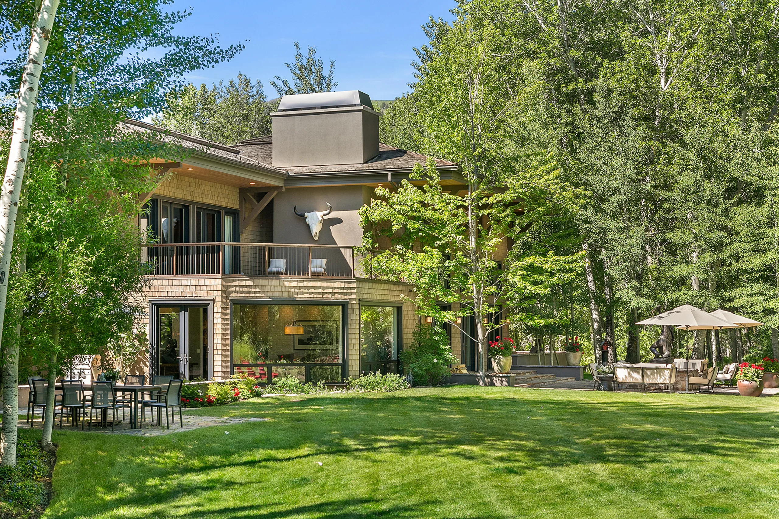 Plush and Inviting 4BR Villa with Private Balcony and Overlooking River Views — photograph 5