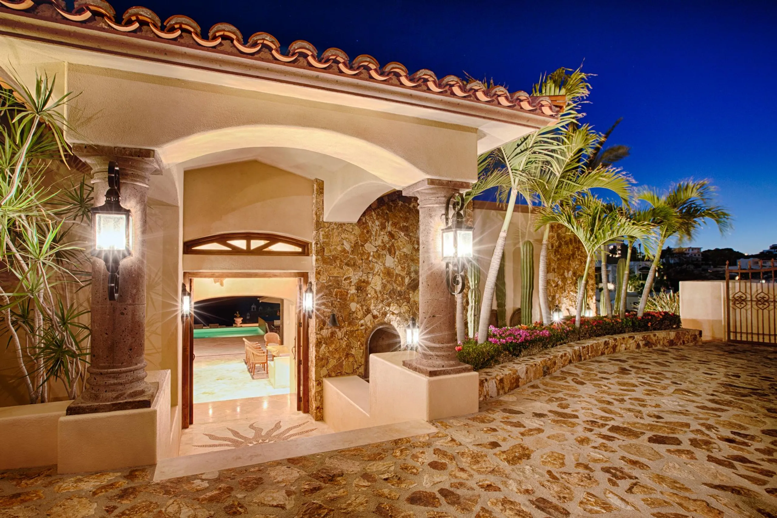 Magnificent Pedregal Estate with Infinity Pool and Ocean Views — photograph 8
