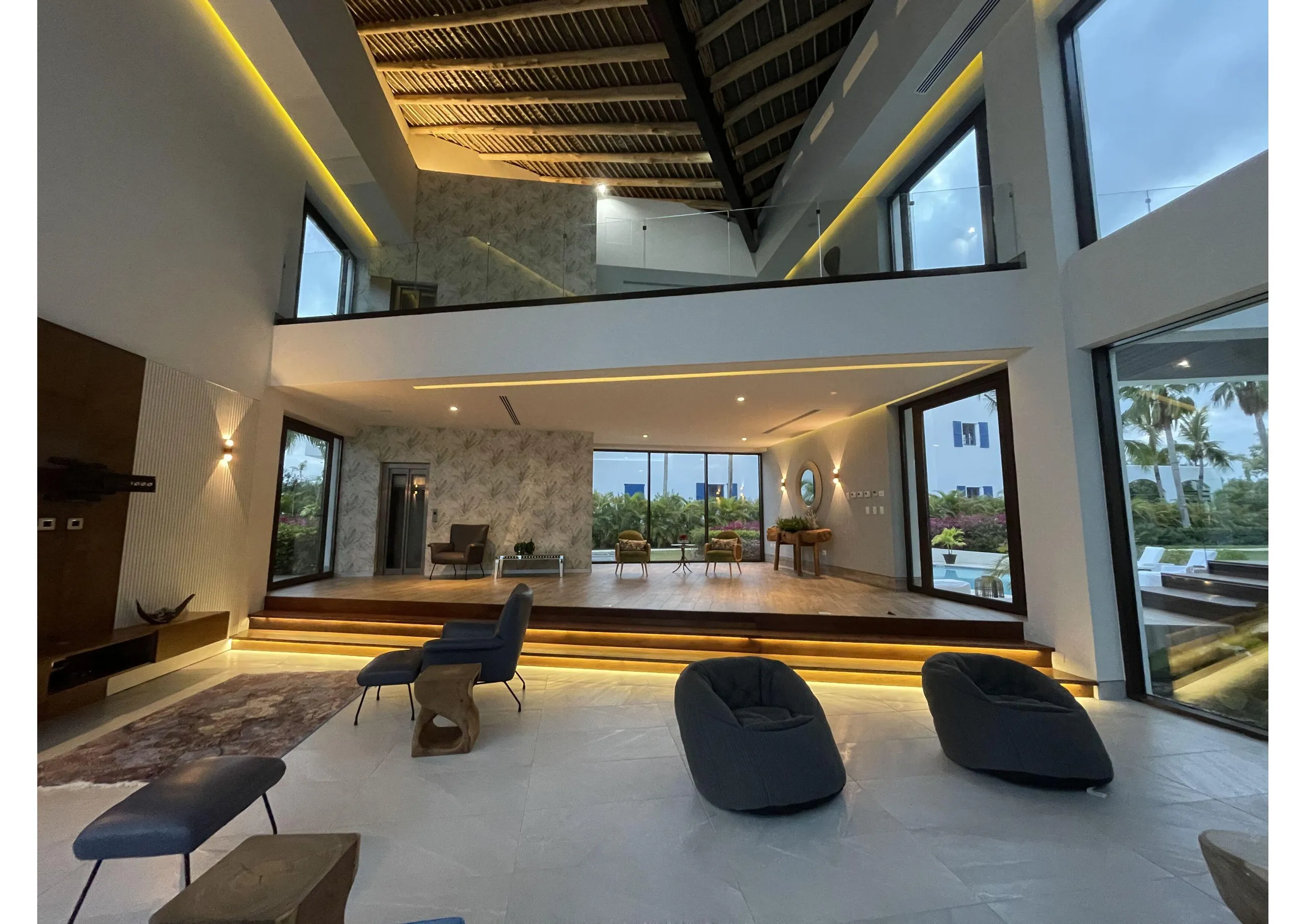 Incredible Beachfront Villa in Punta Cana with Private Pool, Fitness Room, and Basketball Court — photograph 4