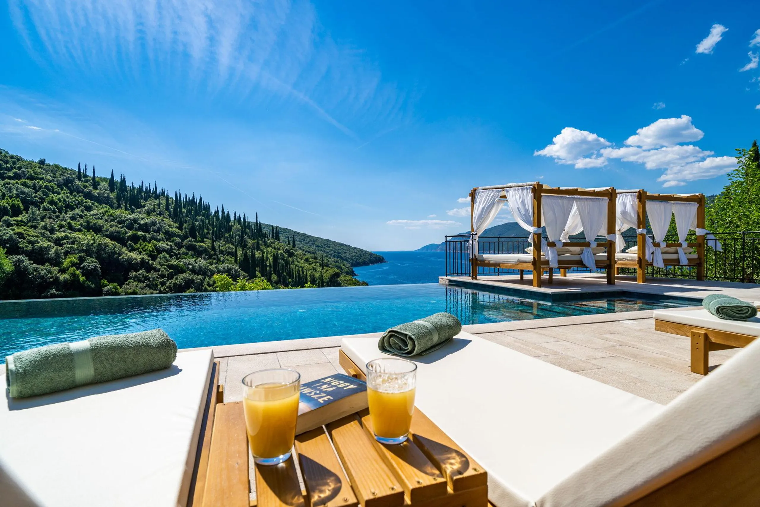 Statuesque Villa with Infinity Pool and Mesmerizing Blue Waters of the Adriatic Sea — photograph 6