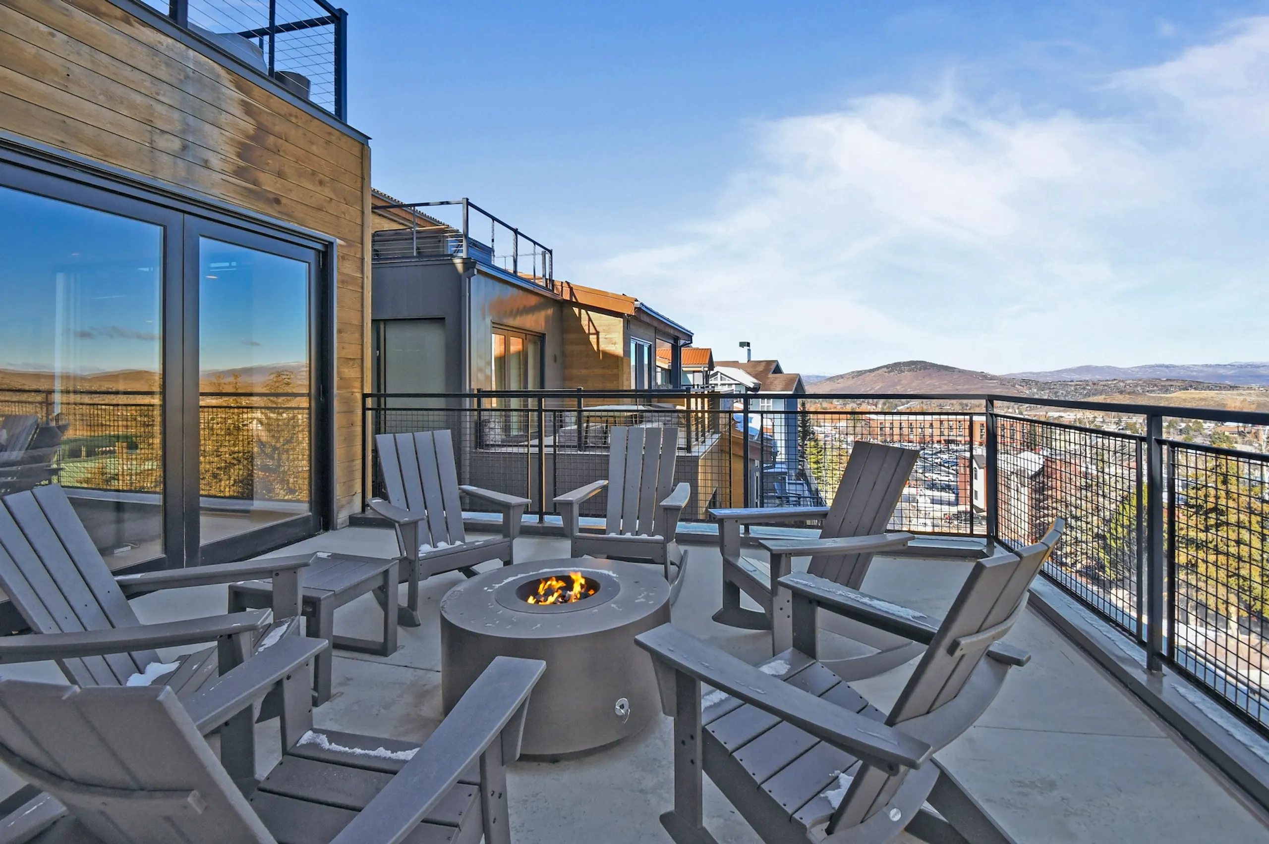 Elegant 3BR Mountainside Villa with Balcony, Firepit, Ski Access and Mountain Views, Park City
