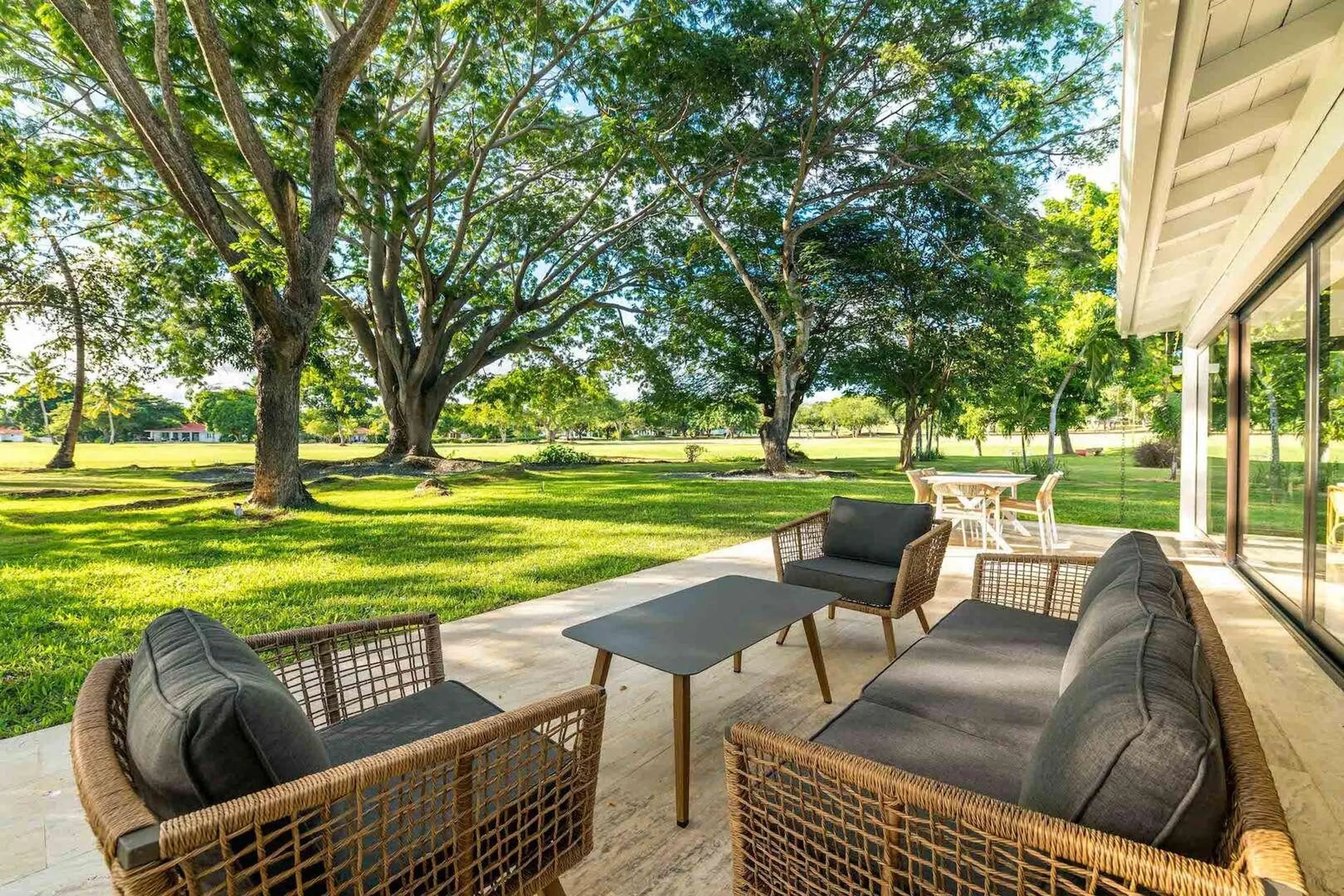 Sumptuous Villa with Spectacular Golf Course View — photograph 5