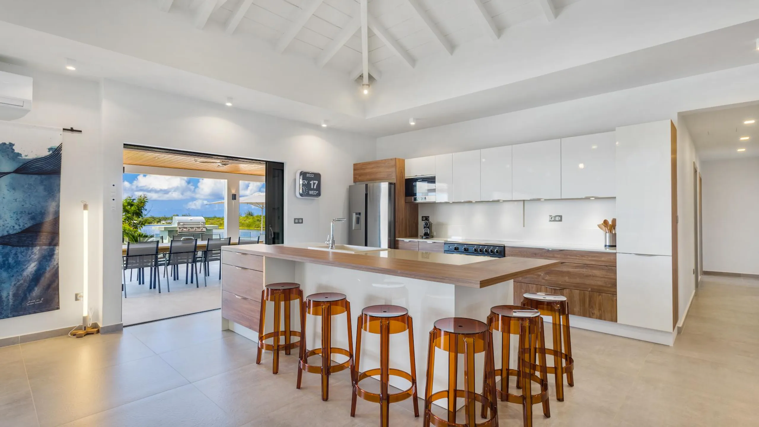 Impeccably Designed Villa with Private Pool, Immersive Living Space, and Stunning Views — photograph 11