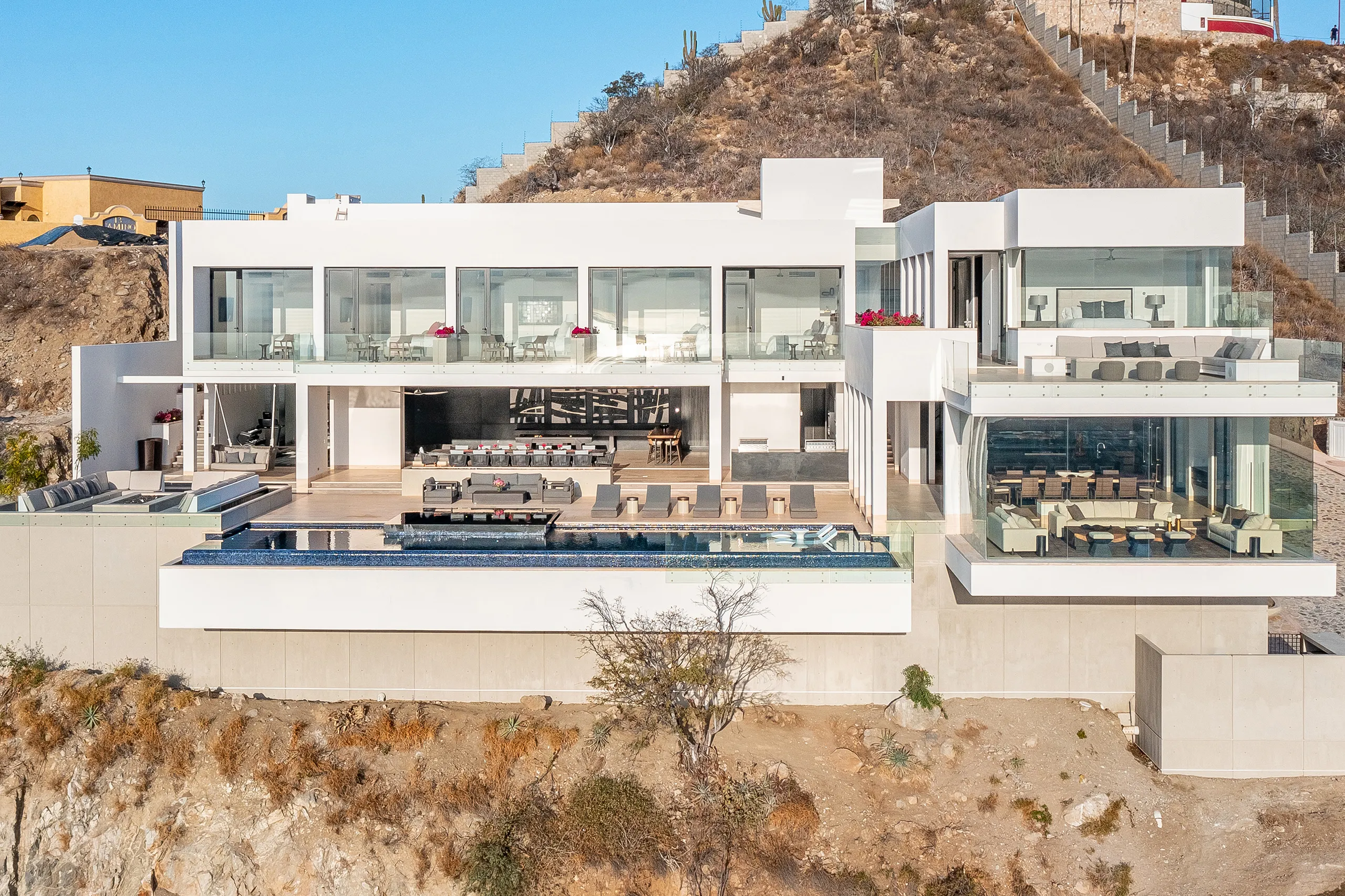 Modern Architectural Estate with Infinity Pool and Spectacular Ocean Views — photograph 7